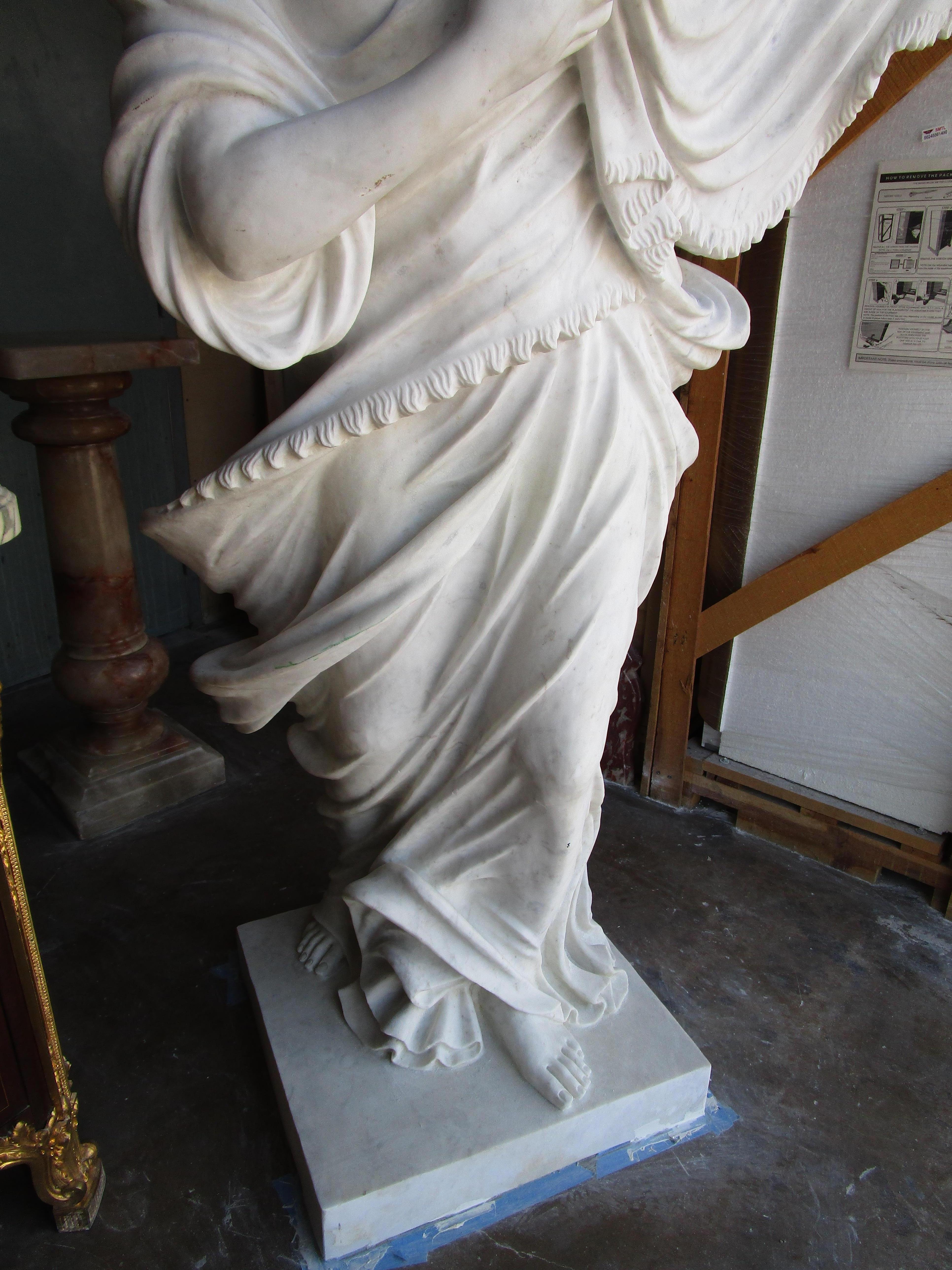 Sculpté à la main Une belle pièce du 19e siècle  Figure sculptée en marbre italien de Carrera, grandeur nature, de  une femme  