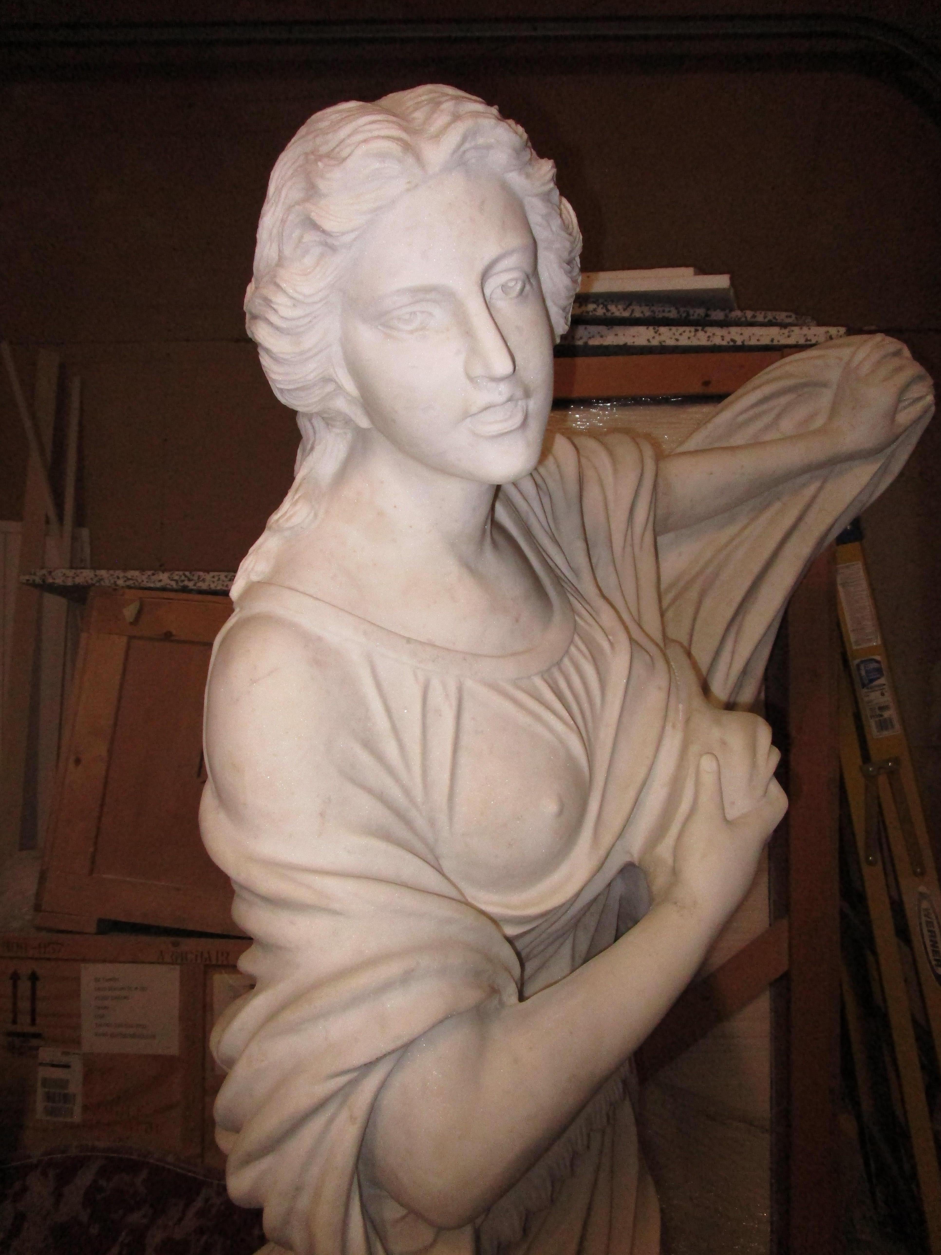 XIXe siècle Une belle pièce du 19e siècle  Figure sculptée en marbre italien de Carrera, grandeur nature, de  une femme  