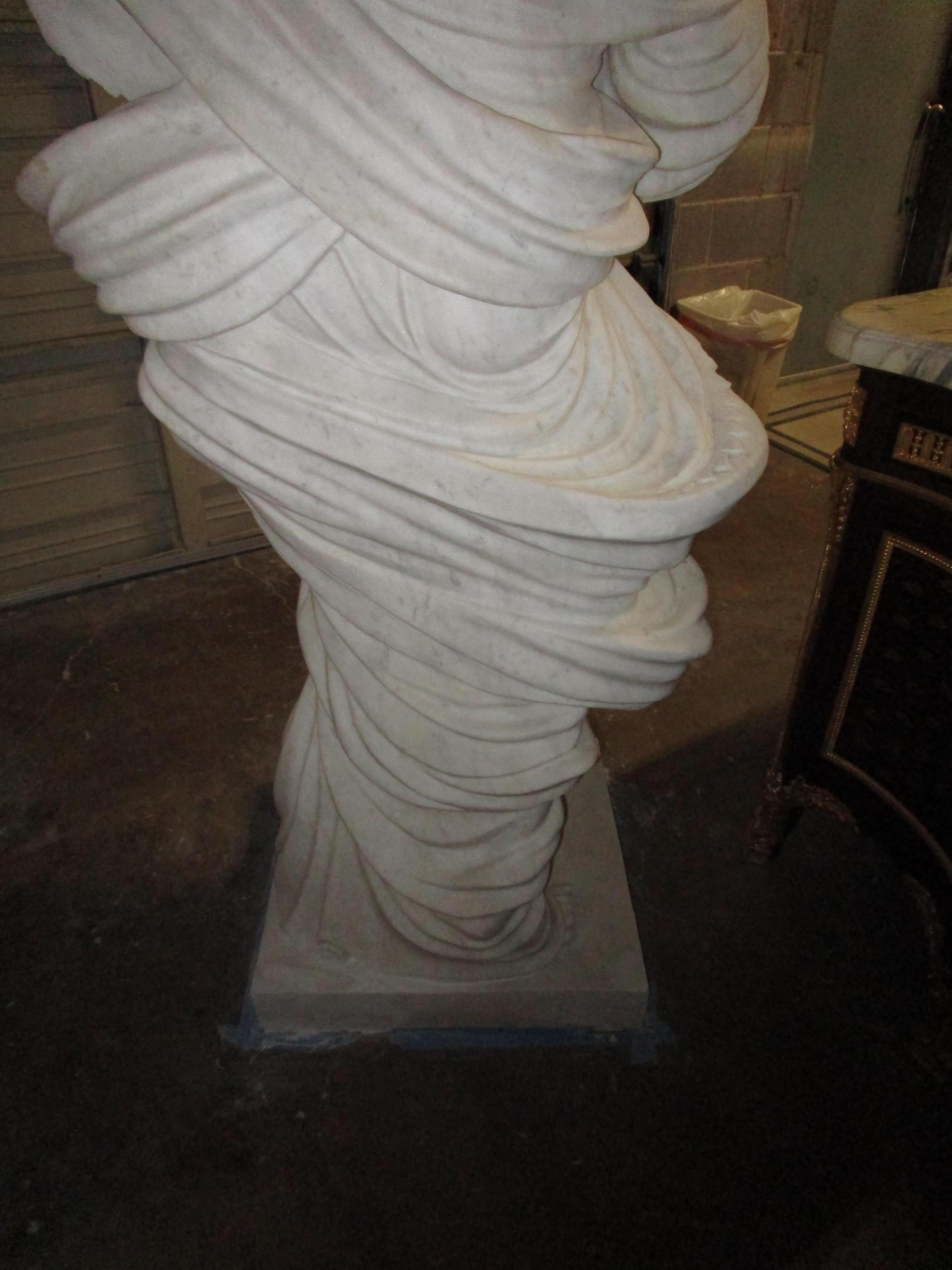 Marbre de Carrare Une belle pièce du 19e siècle  Figure sculptée en marbre italien de Carrera, grandeur nature, de  une femme  