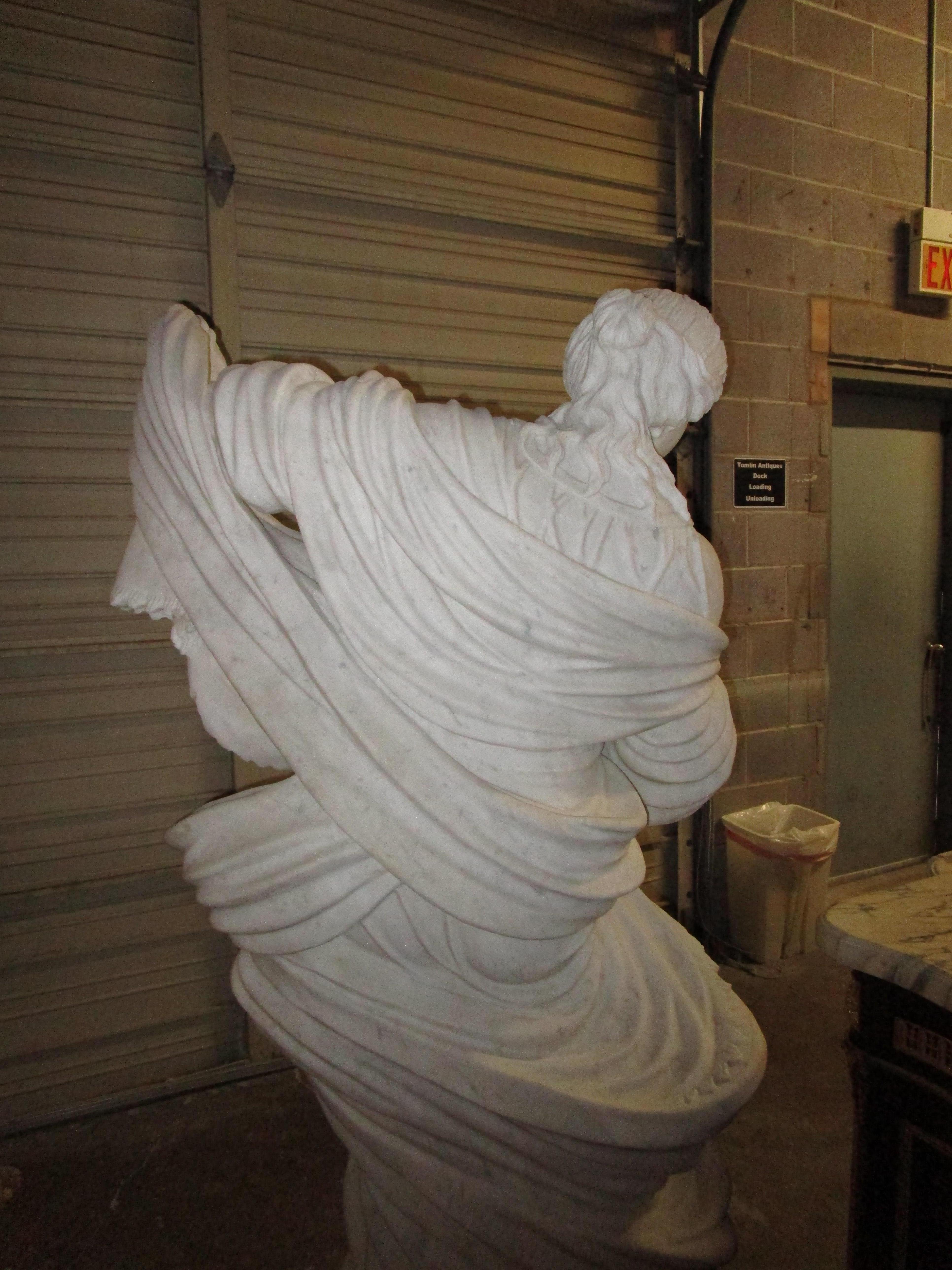 Une belle pièce du 19e siècle  Figure sculptée en marbre italien de Carrera, grandeur nature, de  une femme   1
