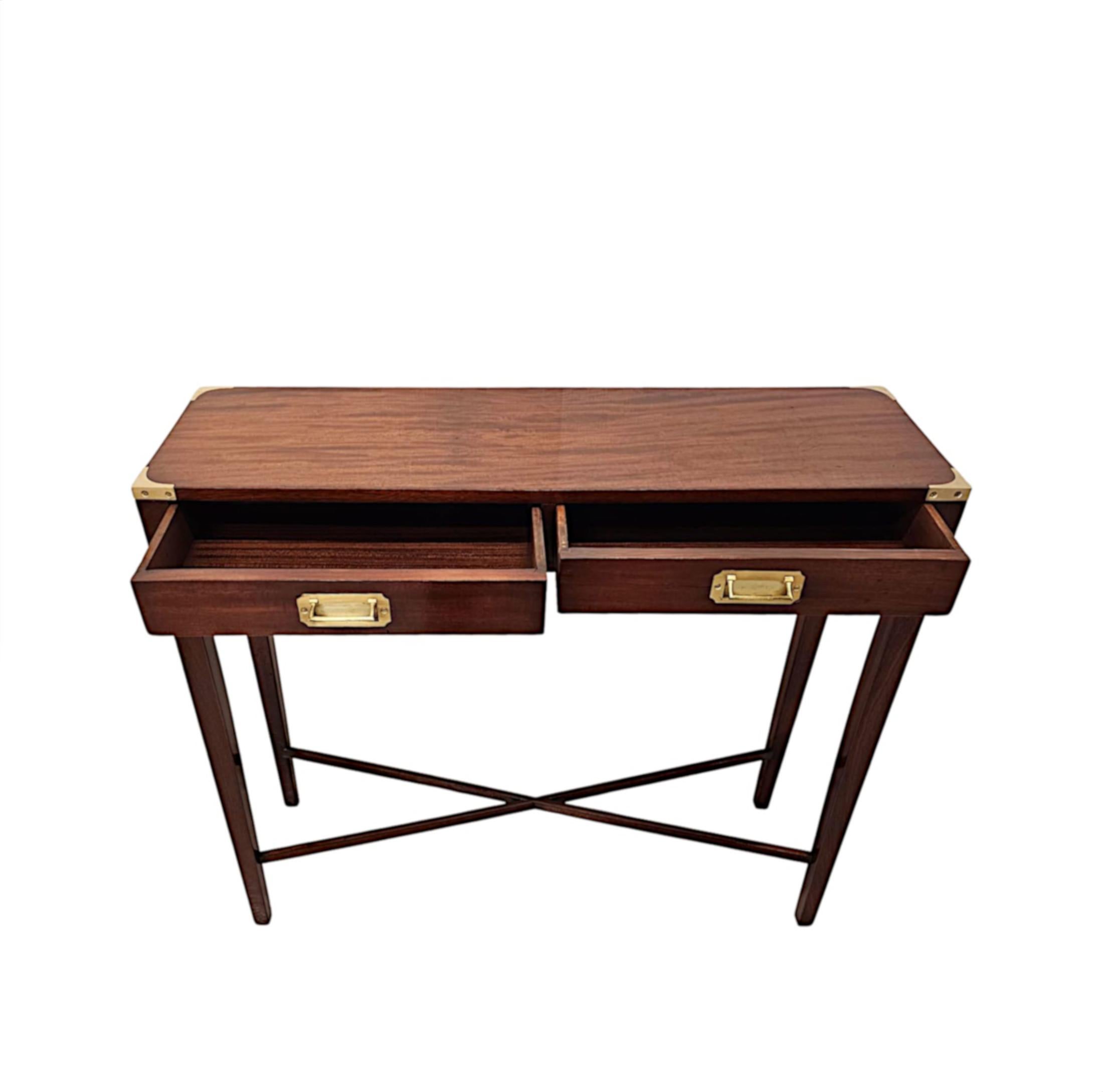 20ième siècle Table console de style Campaigner en acajou, faite à la main, du 20e siècle en vente