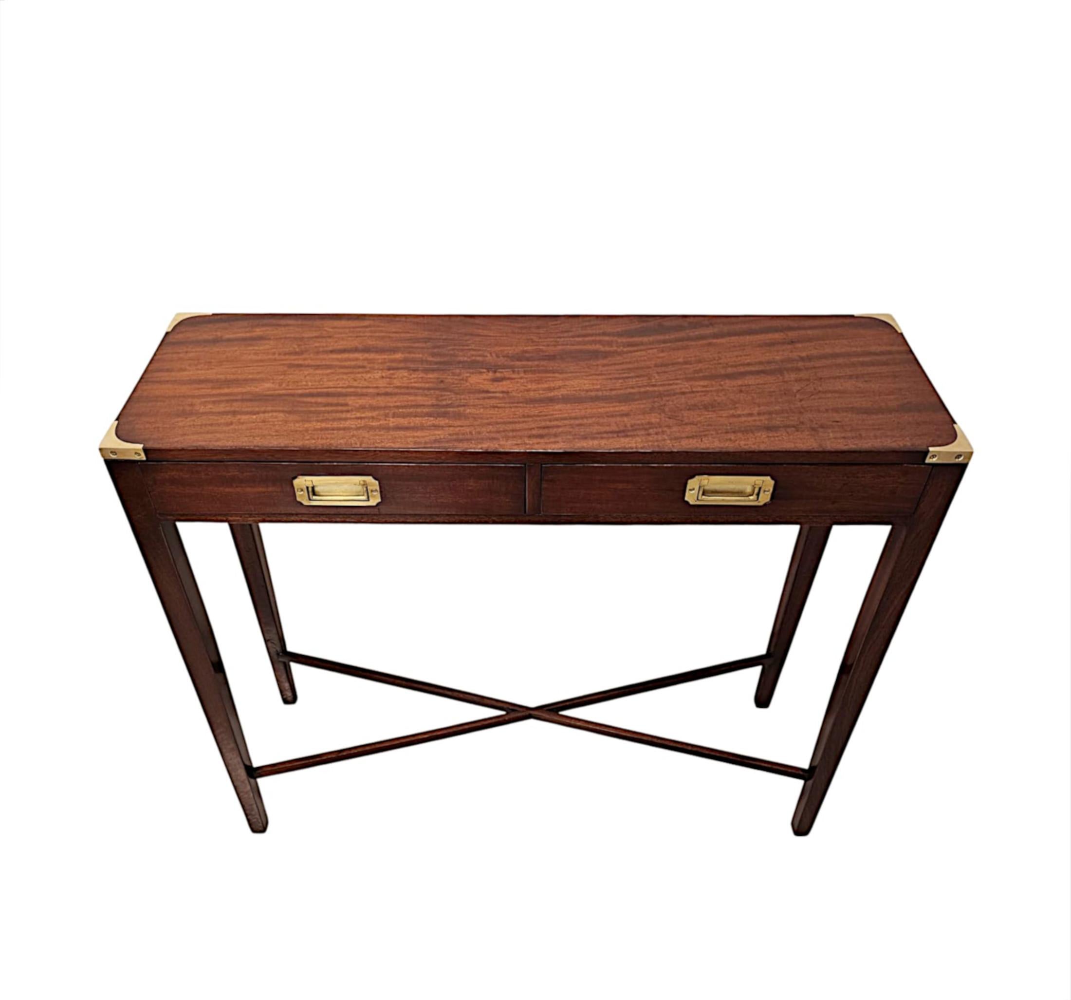 Laiton Table console de style Campaigner en acajou, faite à la main, du 20e siècle en vente