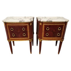 A  Paire de tables ou coffres d'appoint en marbre du 20ème siècle avec montures en bronze doré