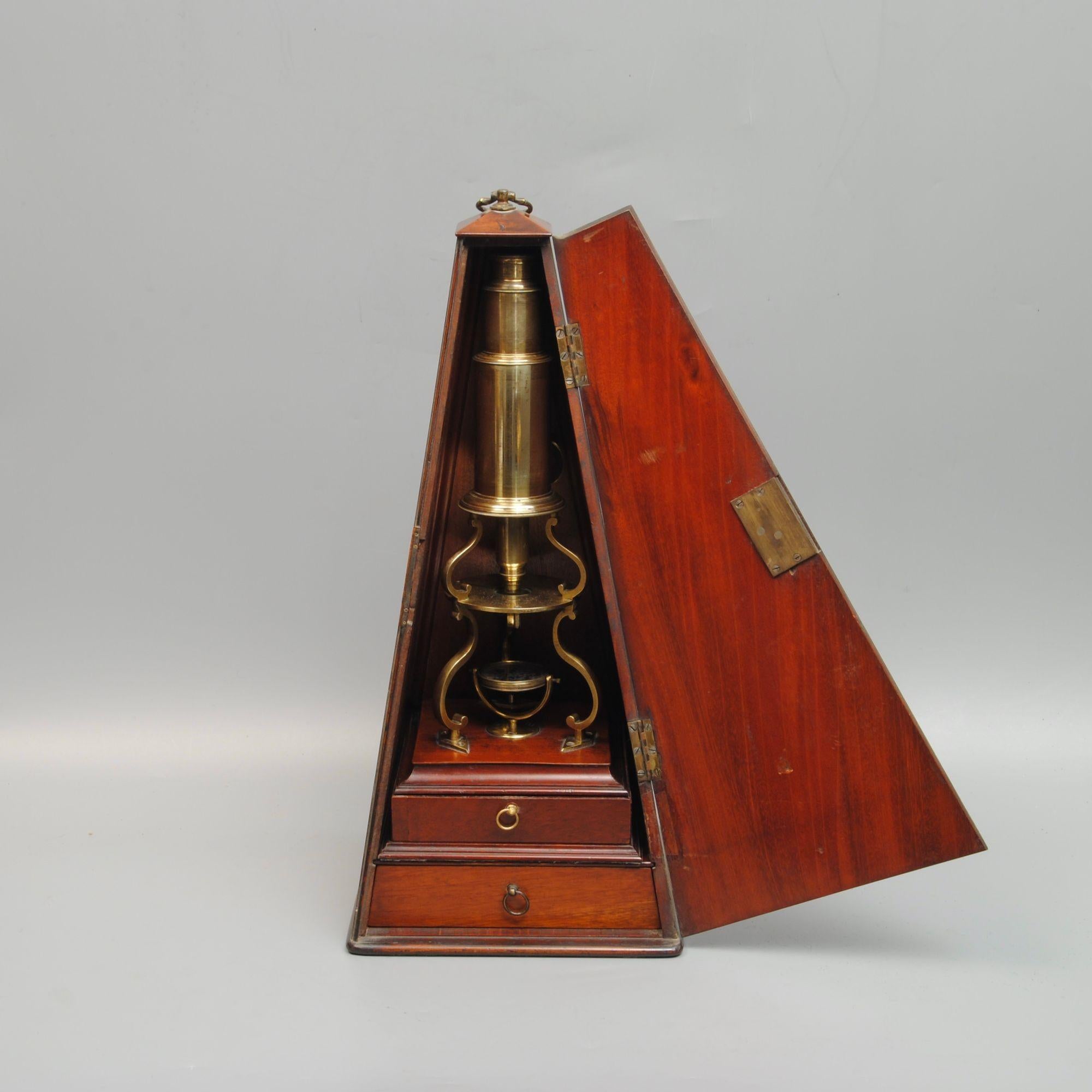 Microscope de la fin du XVIIIe siècle, laqué au laiton, de conception Culpepper, par Adams, Londres, dans son étui d'origine en acajou. Les deux tiroirs contiennent une bonne sélection d'objectifs et d'accessoires.
La famille Adams était l'une des