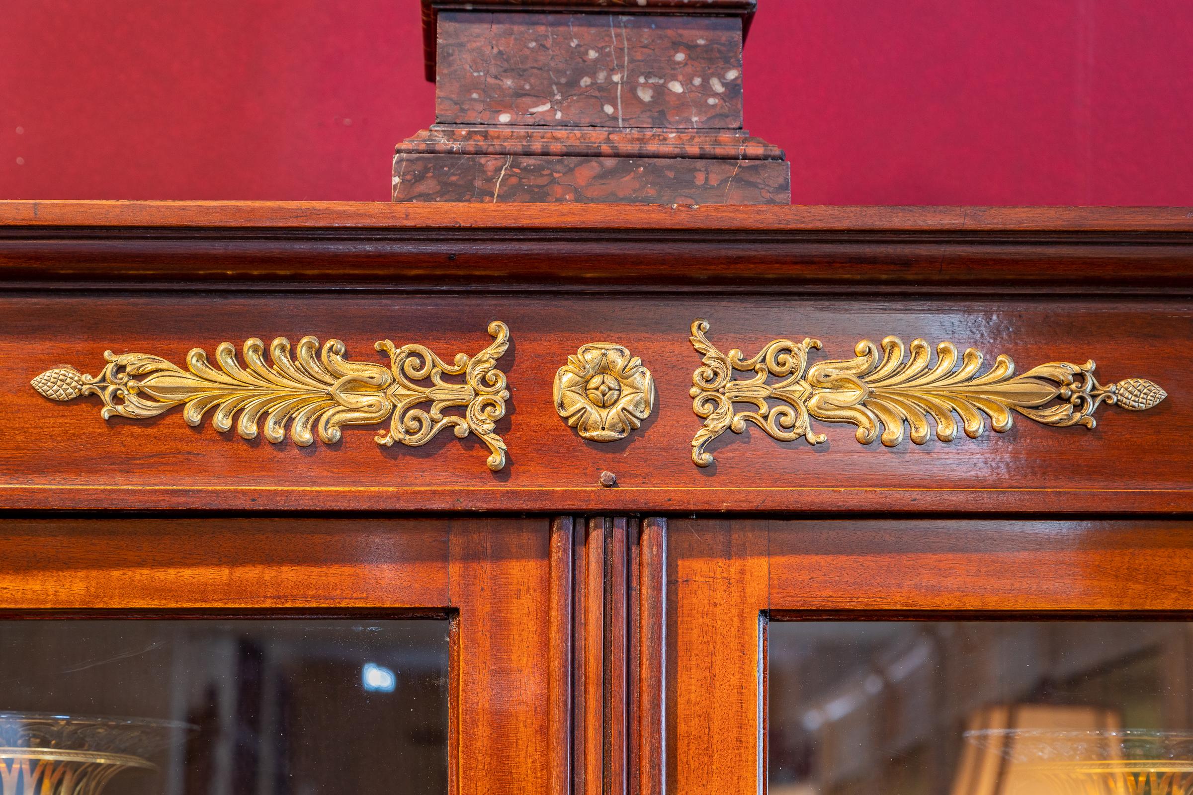 Doré Belle et magnifique armoire de bibliothèque Empire du 19e siècle en acajou et bronze doré en vente