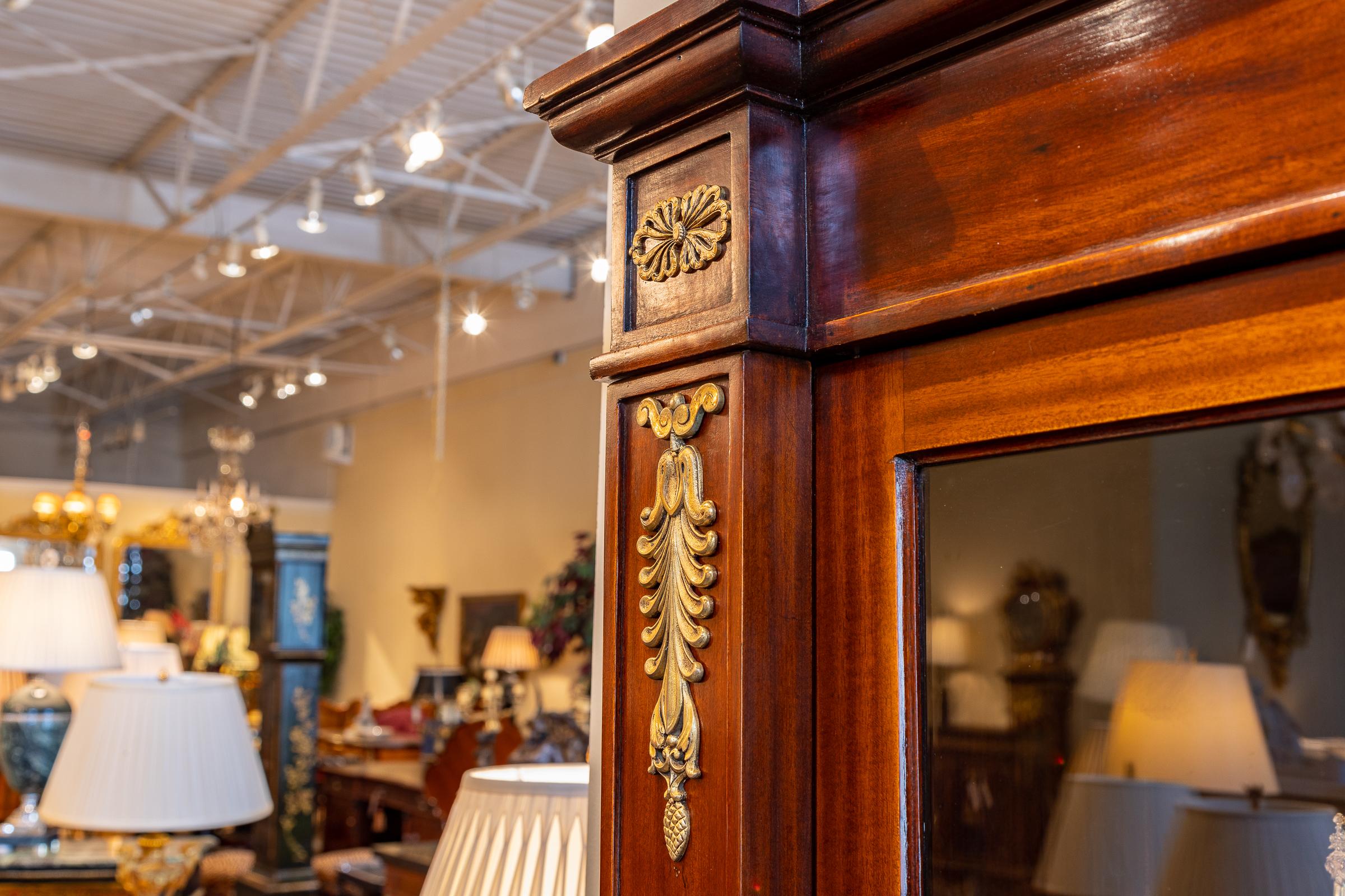 Belle et magnifique armoire de bibliothèque Empire du 19e siècle en acajou et bronze doré Bon état - En vente à Dallas, TX
