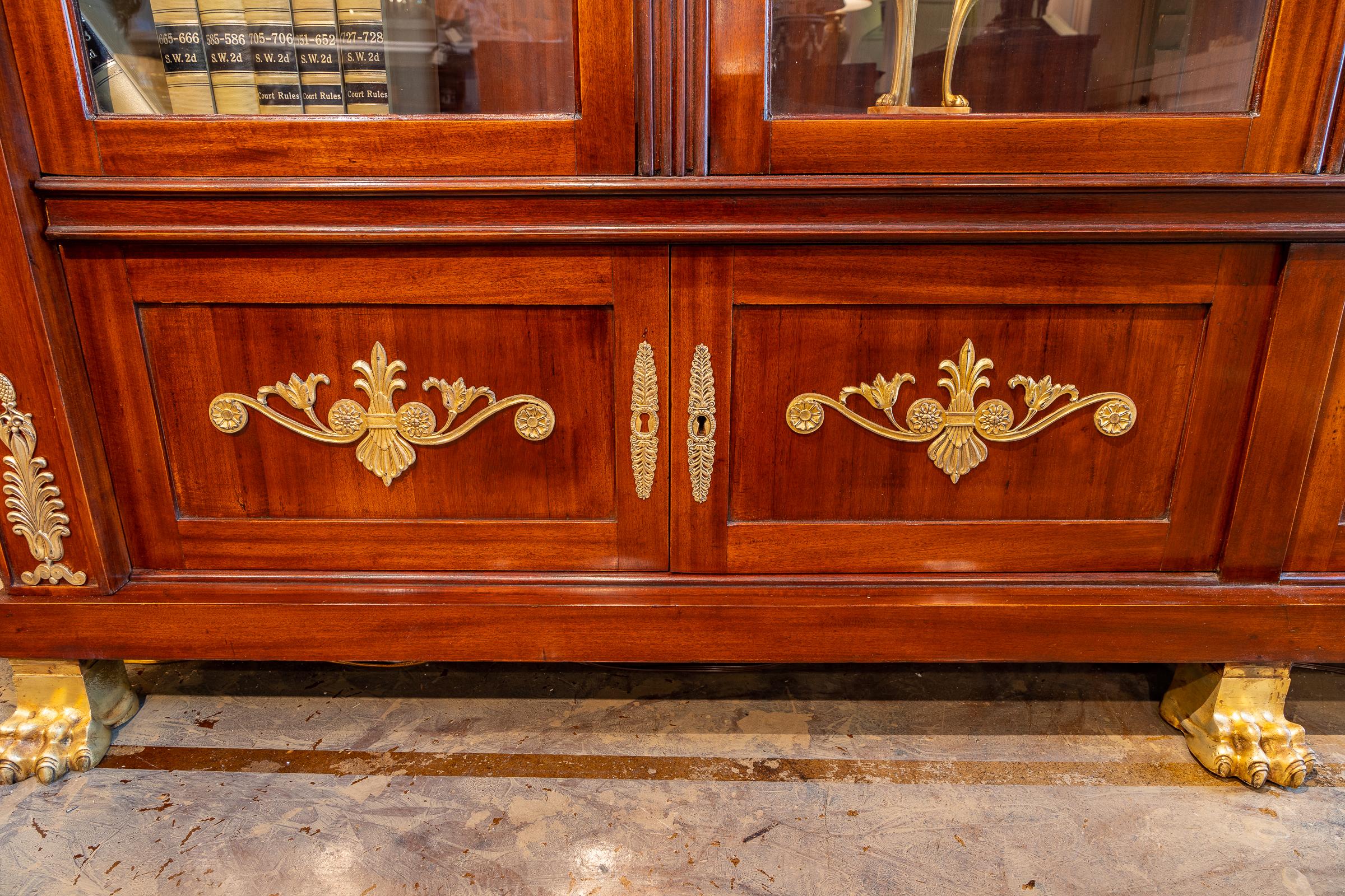 Bronze Belle et magnifique armoire de bibliothèque Empire du 19ème siècle en acajou et bronze doré en vente