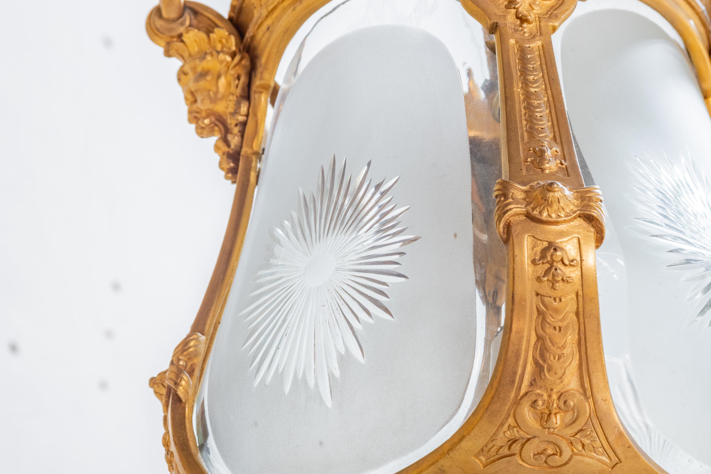 Fina y bella linterna francesa del siglo XIX de cristal tallado y bronce dorado Luis XV en venta