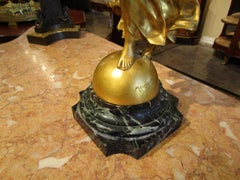 Una bella e grande statua in bronzo dorato del XIX secolo raffigurante la vittoria alata. Firmato