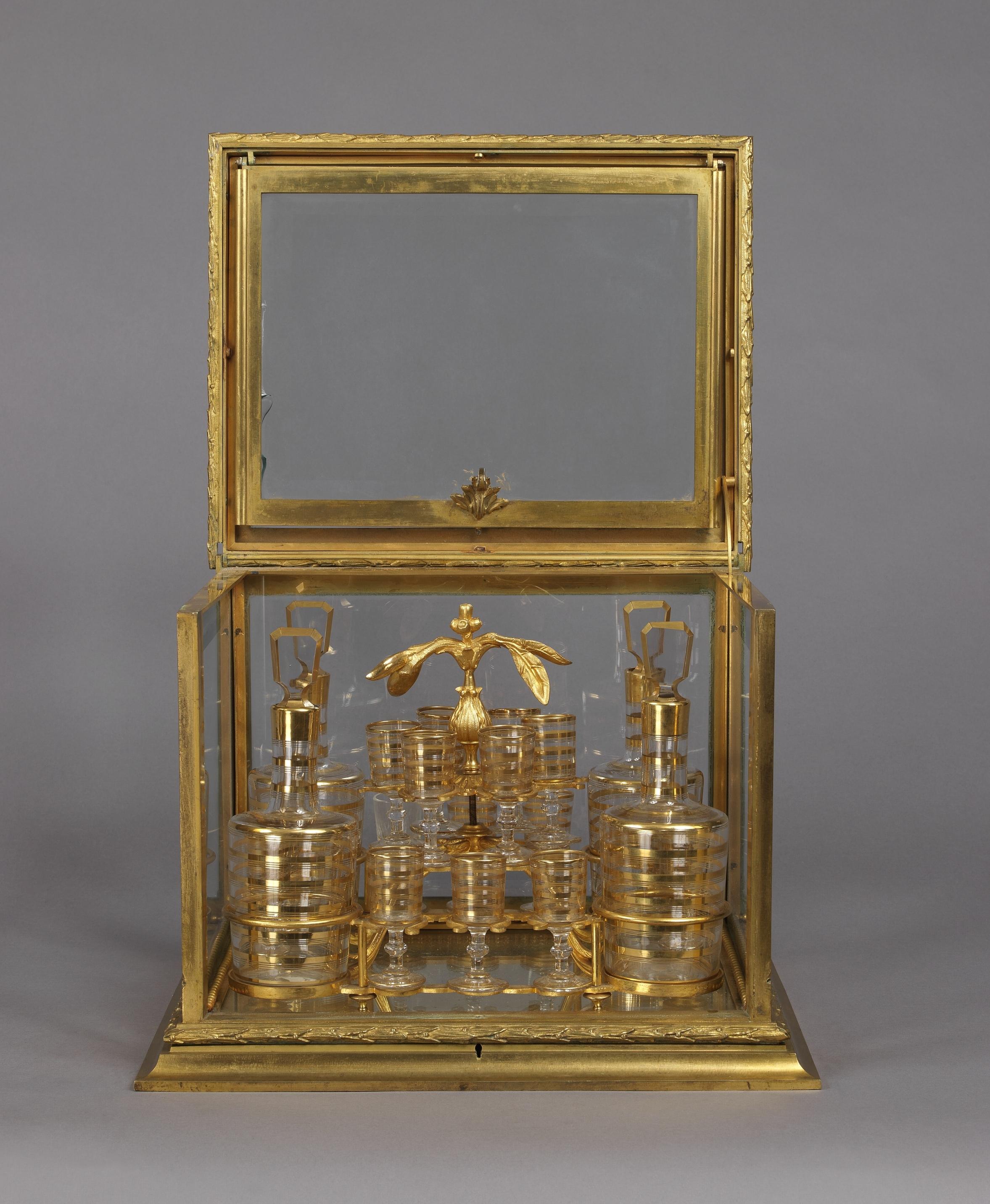 Louis XIV Set de carafes en bronze doré et verre taillé, vers 1890 en vente