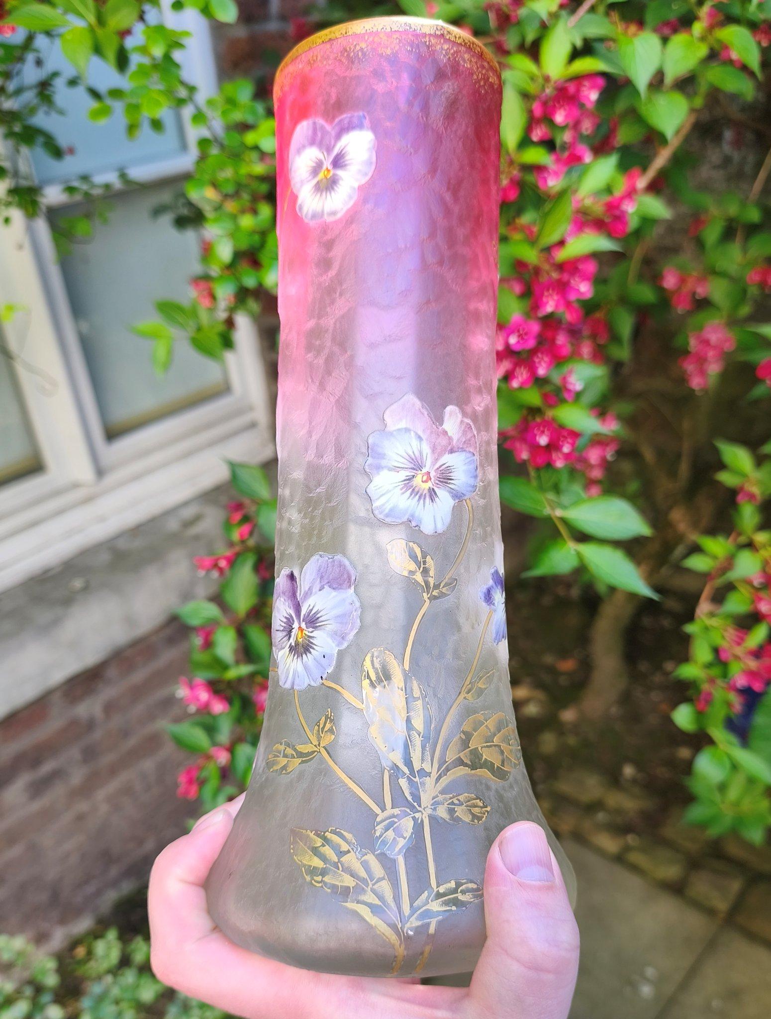 Eine feine und frühe Vase aus säuregeätztem Glas im Jugendstil mit Schalen aus Glas mit Schalen von Legras & Cie im Angebot 3