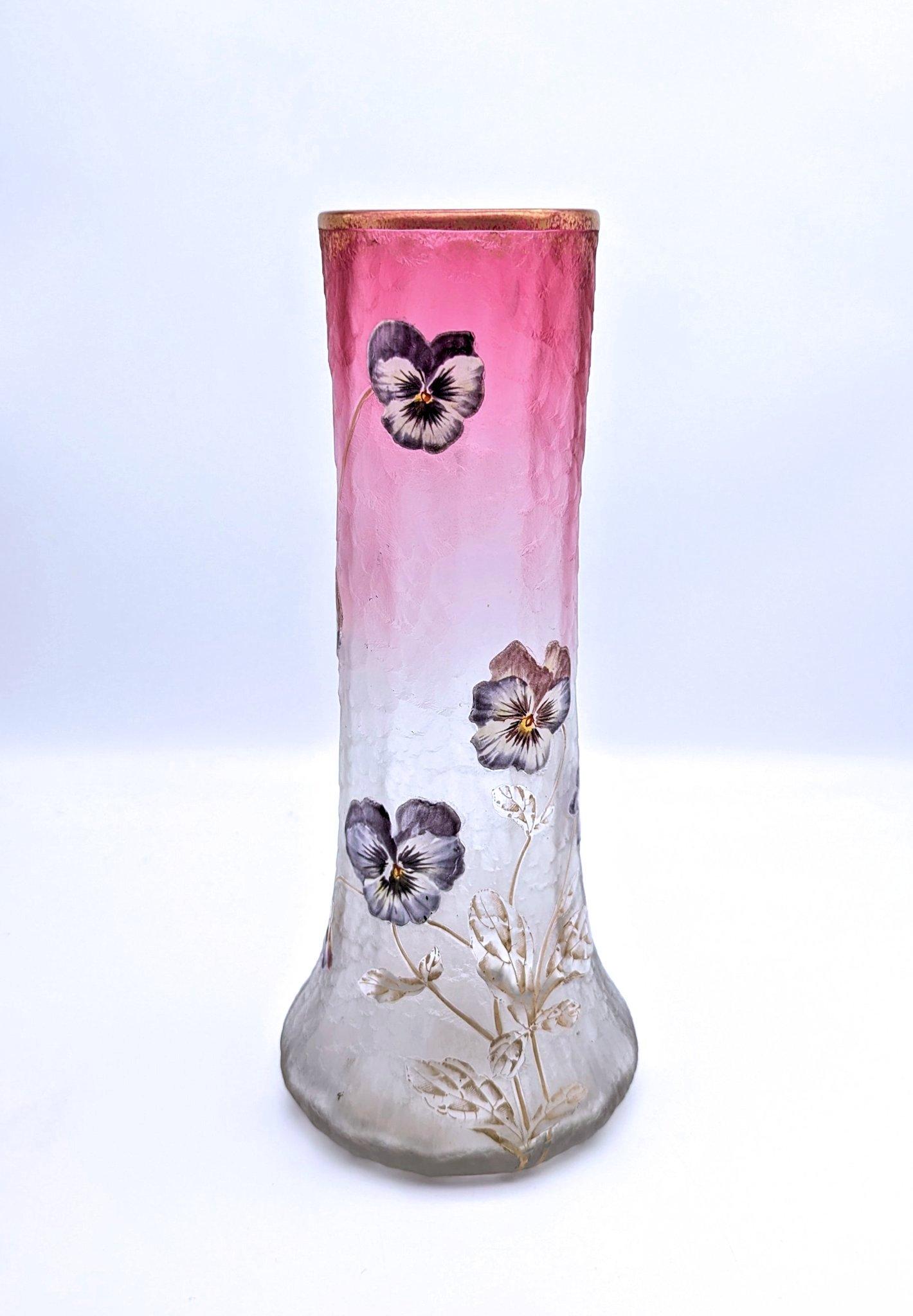 Eine feine und frühe Jugendstilvase aus geätztem Glas mit Stiefmütterchen von Legras & Cie. Hergestellt in Saint Denis bei Paris, ca. 1895. Das Stück ist ein sehr schönes Beispiel für die Zeit, als Legras und Cie. ihre Kunden noch mit
