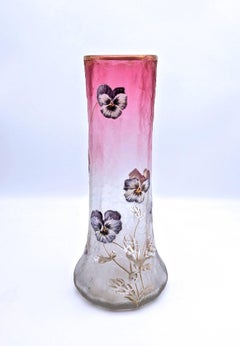Un vase Art nouveau fin et ancien en verre gravé à l'acide avec des pensées de Legras & Cie