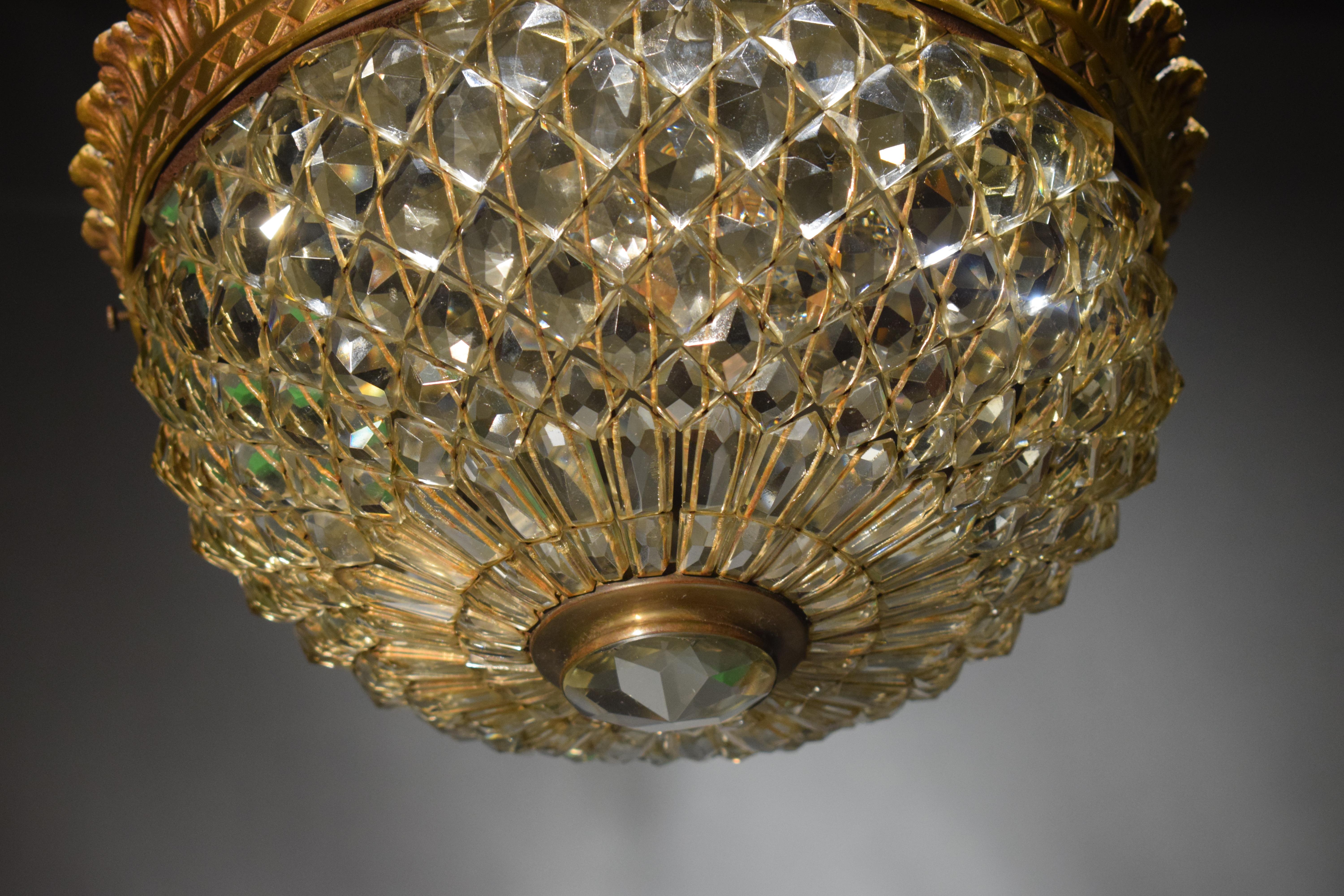 A fine and elegant gilt bronze pendant, handcut baguettes and hexagon beads conform the dome, France, circa 1910,
2-light.
Dimensions: Height 7 1/2