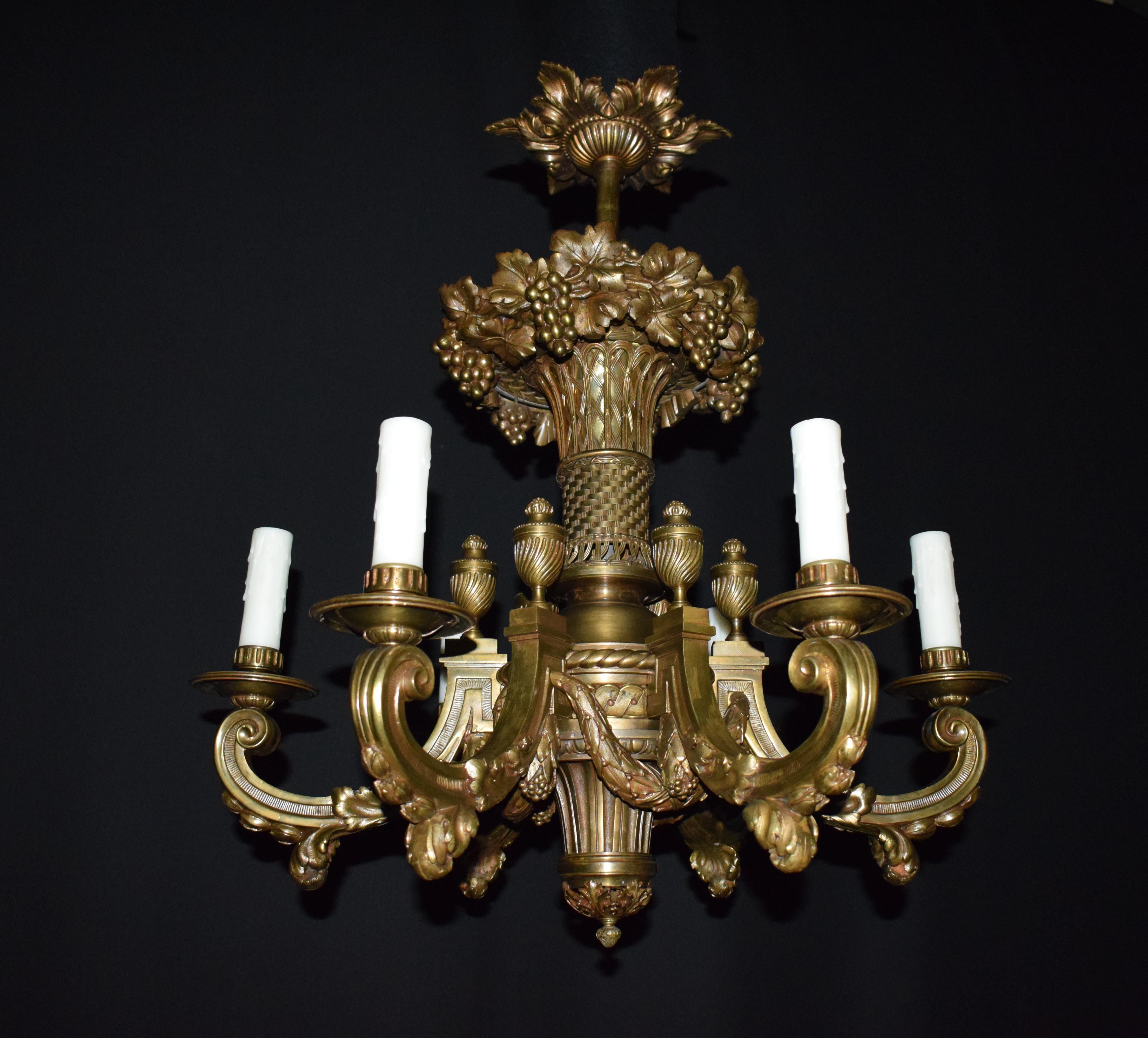 A fine and elegant neoclassical gilt bronze chandelier. 6 Lights. Louis XV style.
France, circa 1900.
Dimensions: Height 29