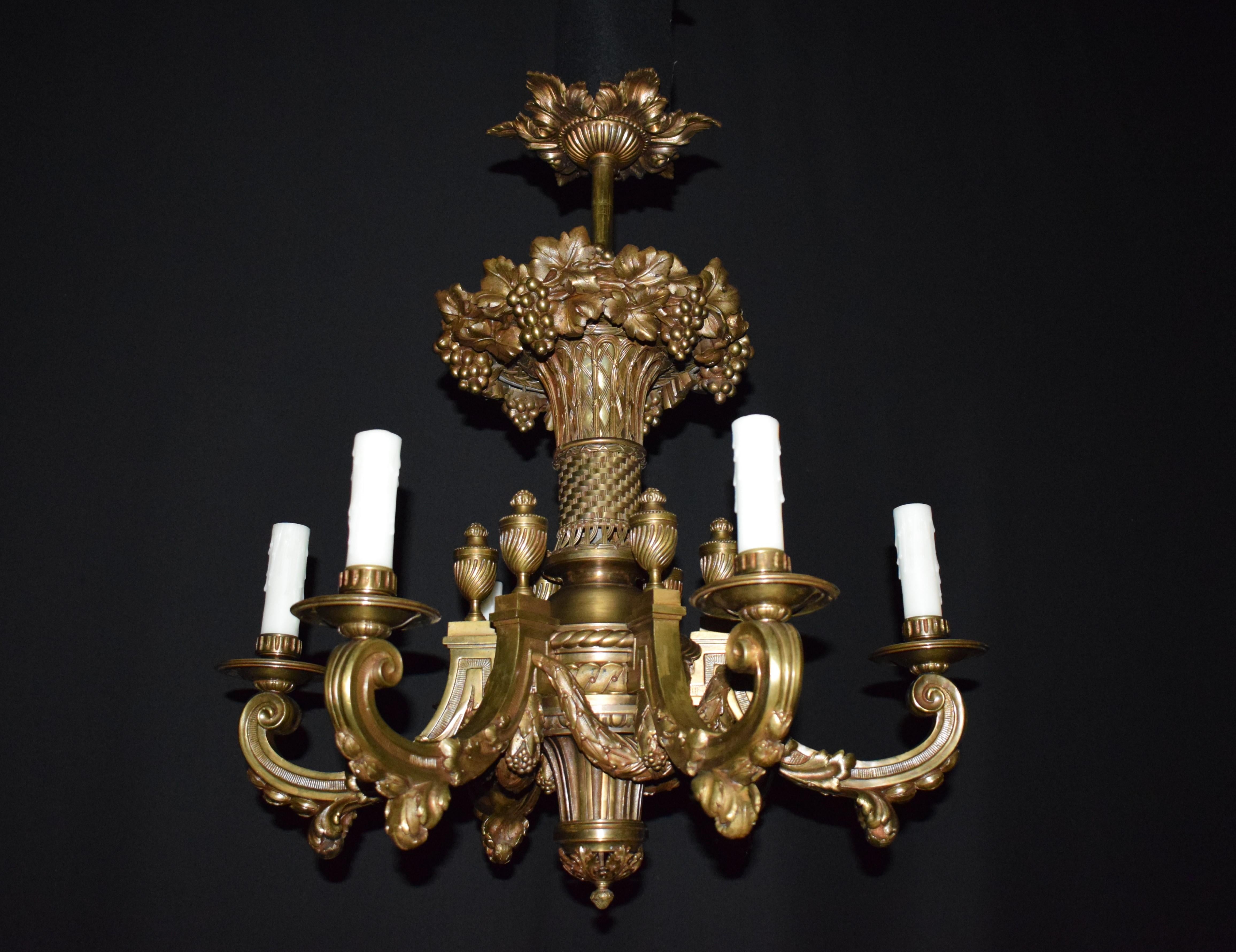 Early 20th Century Fine and Elegant Neoclassical Gilt Bronze Chandelier For Sale