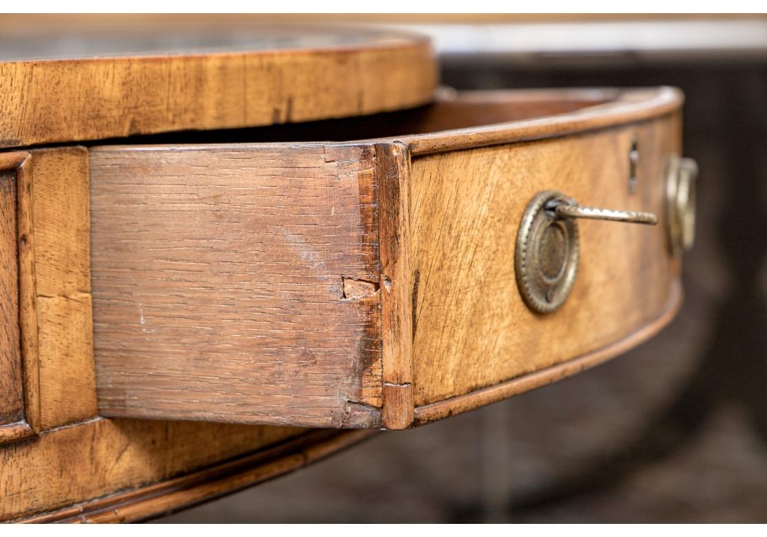 XIXe siècle Une table à tambour raffinée et exceptionnelle George III en vente