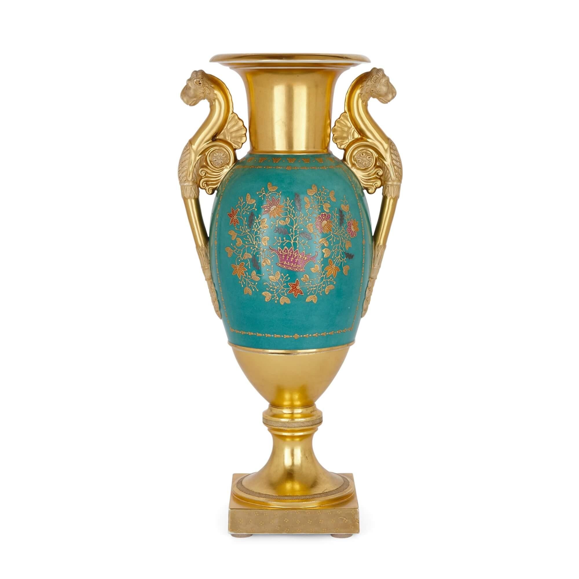 Un beau et important vase en porcelaine à fond doré de la manufacture Gardner
Russie, C.I.C.
Hauteur 43cm, largeur 21cm, profondeur 15cm

Ce beau vase ancien est l'œuvre de la célèbre manufacture russe Gardner (fondée en 1766), considérée comme la
