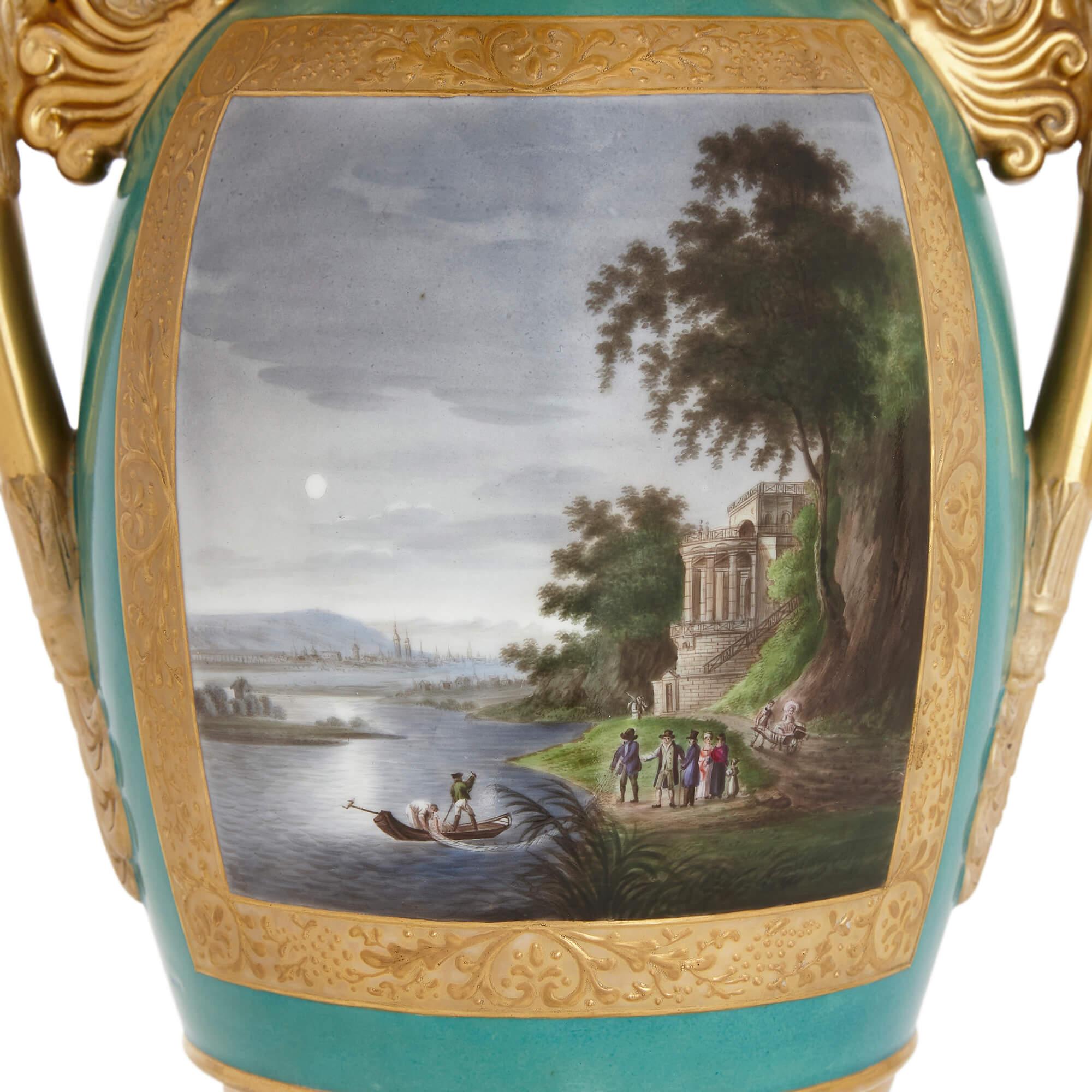 Russe Un beau et important vase en porcelaine à fond doré de l'usine Gardner en vente