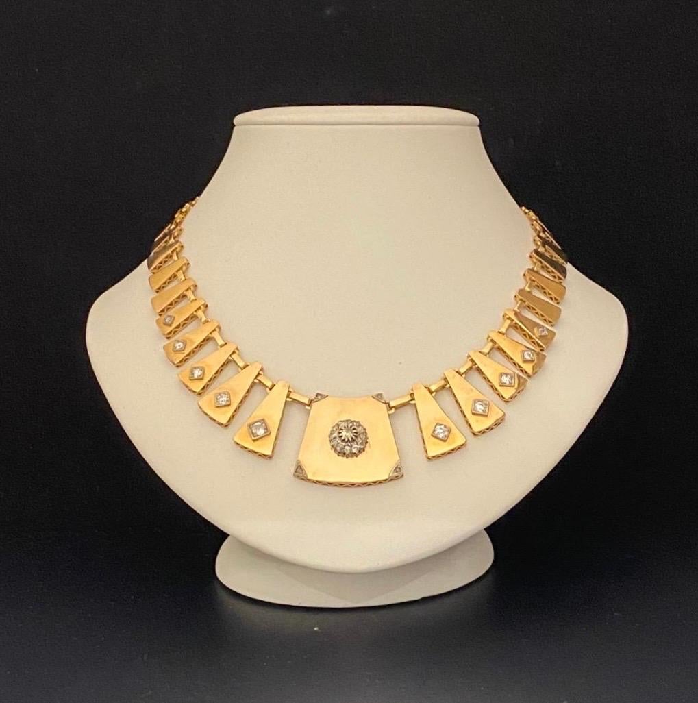 Taglio antico europeo Un raffinato e impressionante collo a frangia in oro 14 carati e 2 carati di diamanti Art Deco in vendita