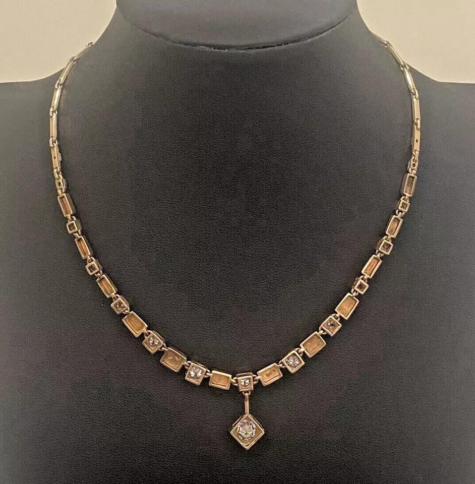 Questa raffinata e imponente collana vintage è stata realizzata a mano in oro massiccio 14ct. L'intera collana è stata realizzata a mano negli anni '20 in Germania ed è ornata da un design articolato, composto da maglie quadrate e oblunghe unite tra