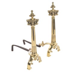 Belle et intéressante paire de chenets en bronze doré de style Revive gothique de la fin du XIXe siècle
