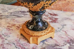 Una bella e grande lampada a vaso in marmo e bronzo dorato francese Luigi XVI del XIX secolo
