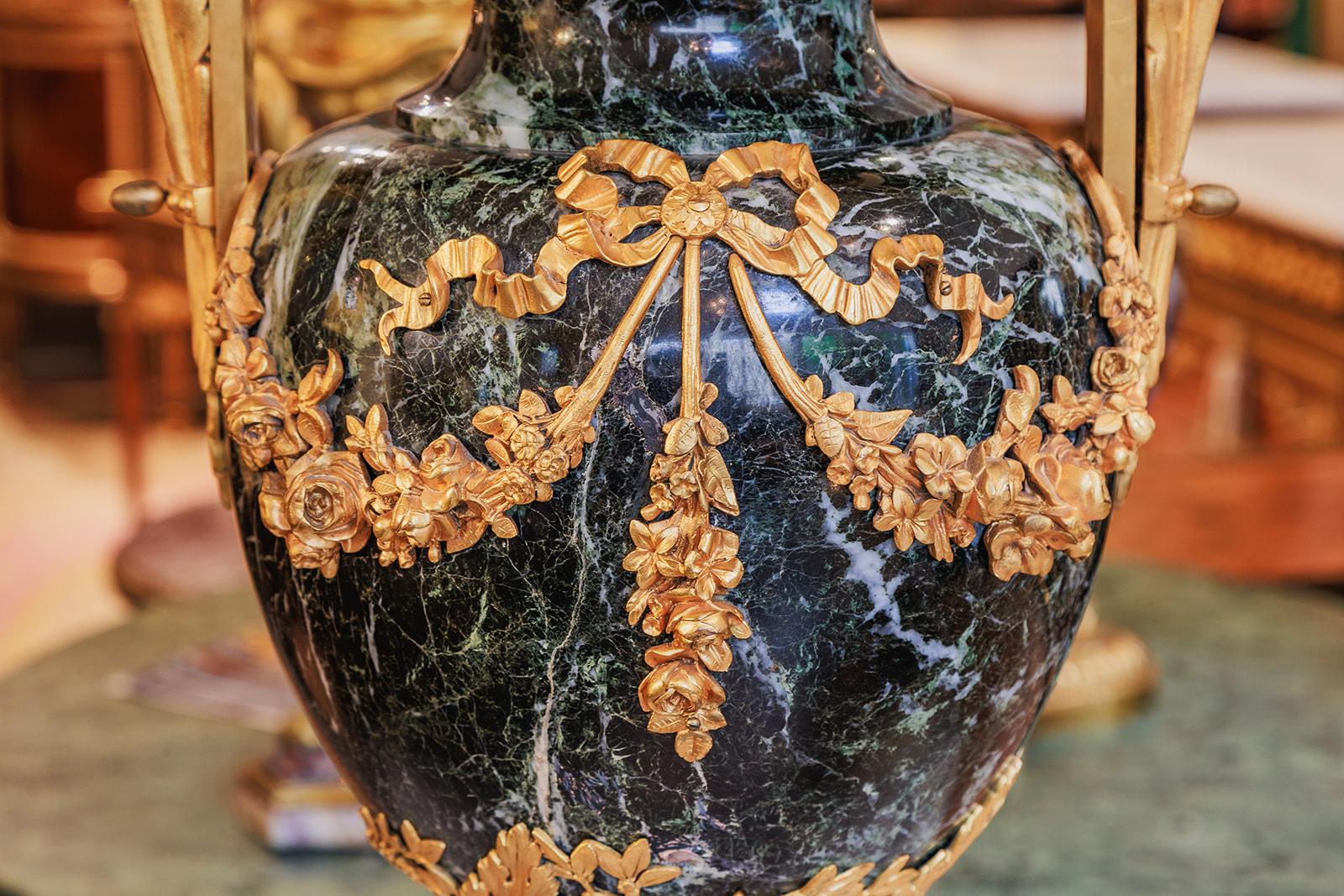 Fina y gran lámpara florero francesa Luis XVI del siglo XIX de mármol y bronce dorado Francés en venta