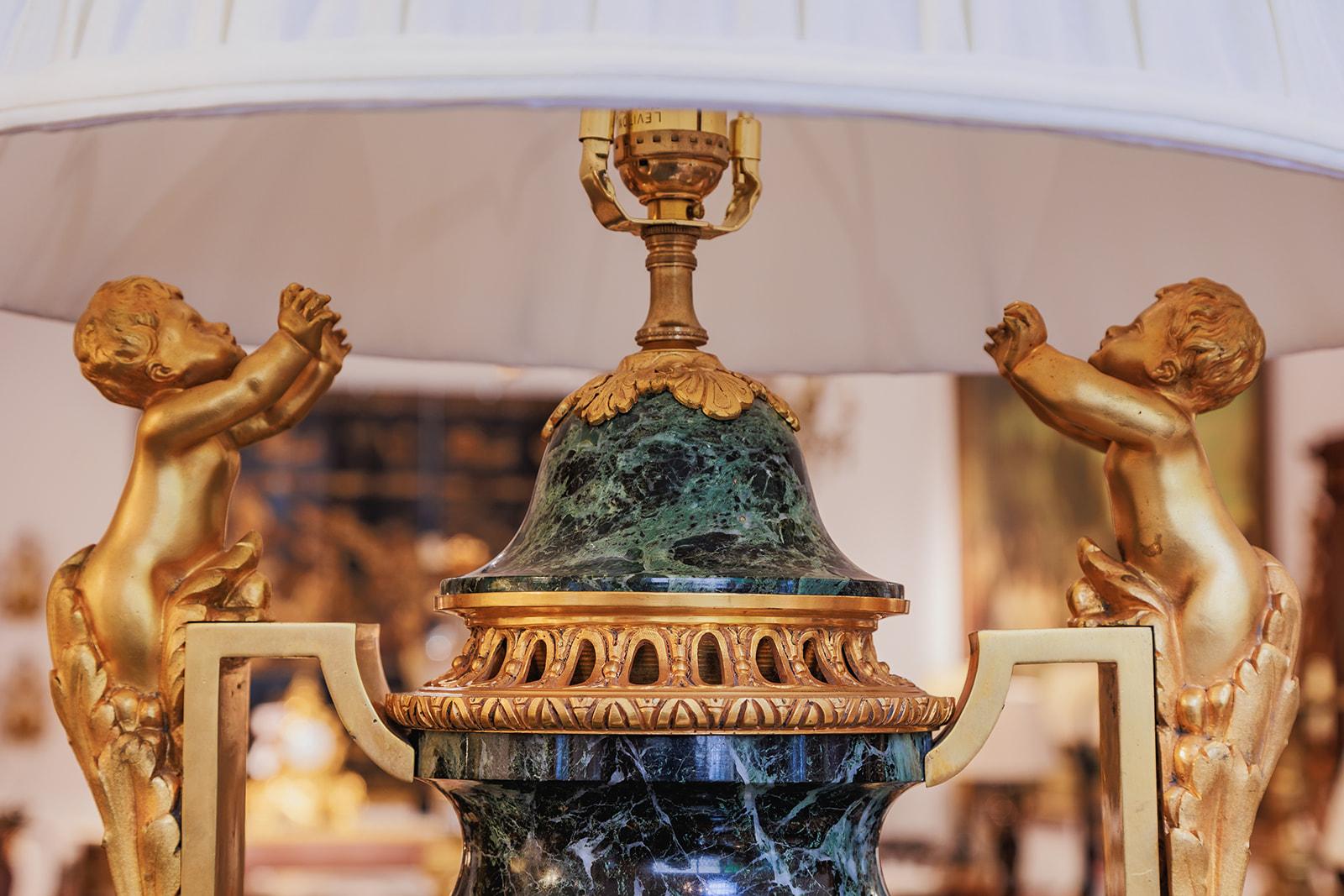 Fina y gran lámpara florero francesa Luis XVI del siglo XIX de mármol y bronce dorado Dorado en venta
