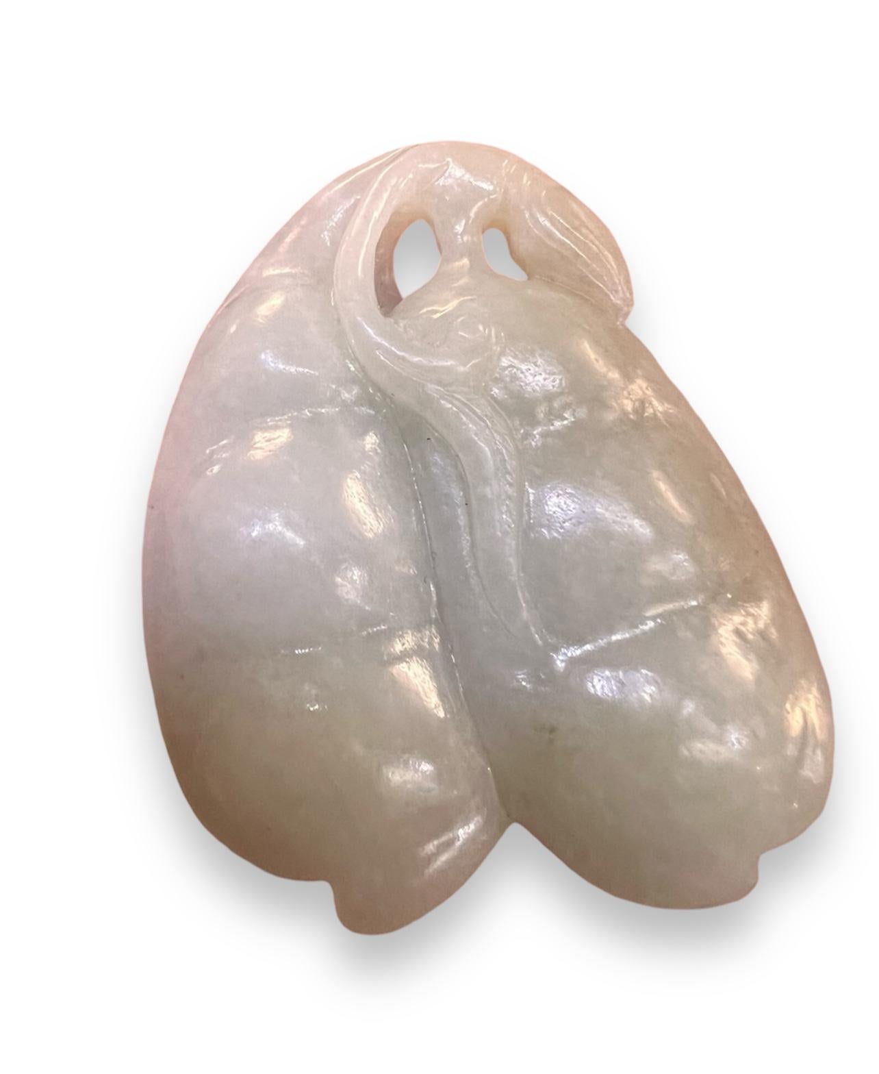 
Pendentif/cheville en jade blanc de Chine, finement sculpté en relief d'une branche de haricots.


19/20e siècle


La néphrite de jade de haute qualité, translucide et bien polie, est d'un ton blanc avec une inclusion rousse et une belle finition