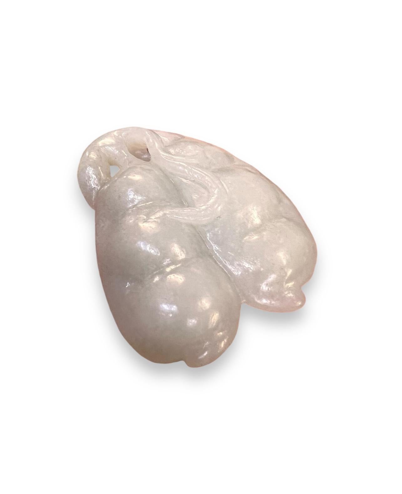 Sculpté à la main UN BEAU ET GRAND PENDENTIF EN JADE BLANC CHINOIS. A.I.C. 19/20ème C. en vente