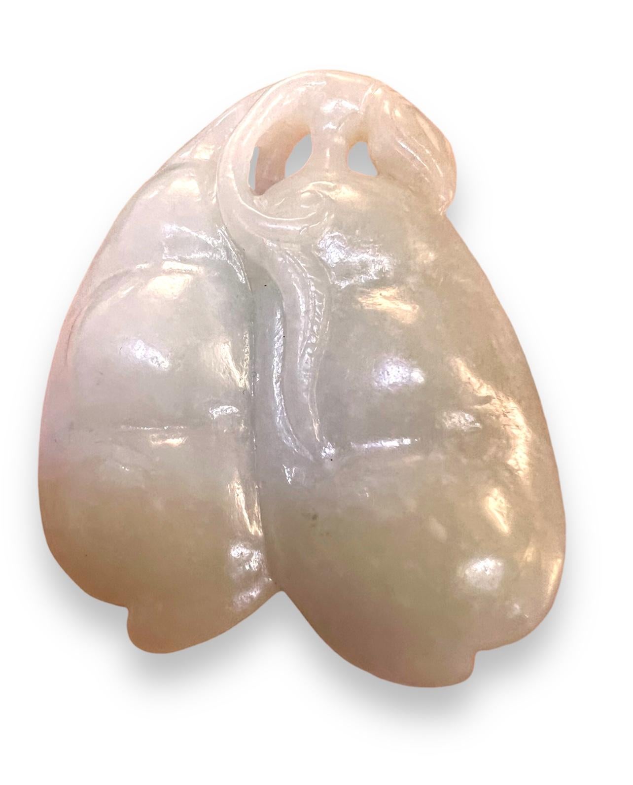 20ième siècle UN BEAU ET GRAND PENDENTIF EN JADE BLANC CHINOIS. A.I.C. 19/20ème C. en vente