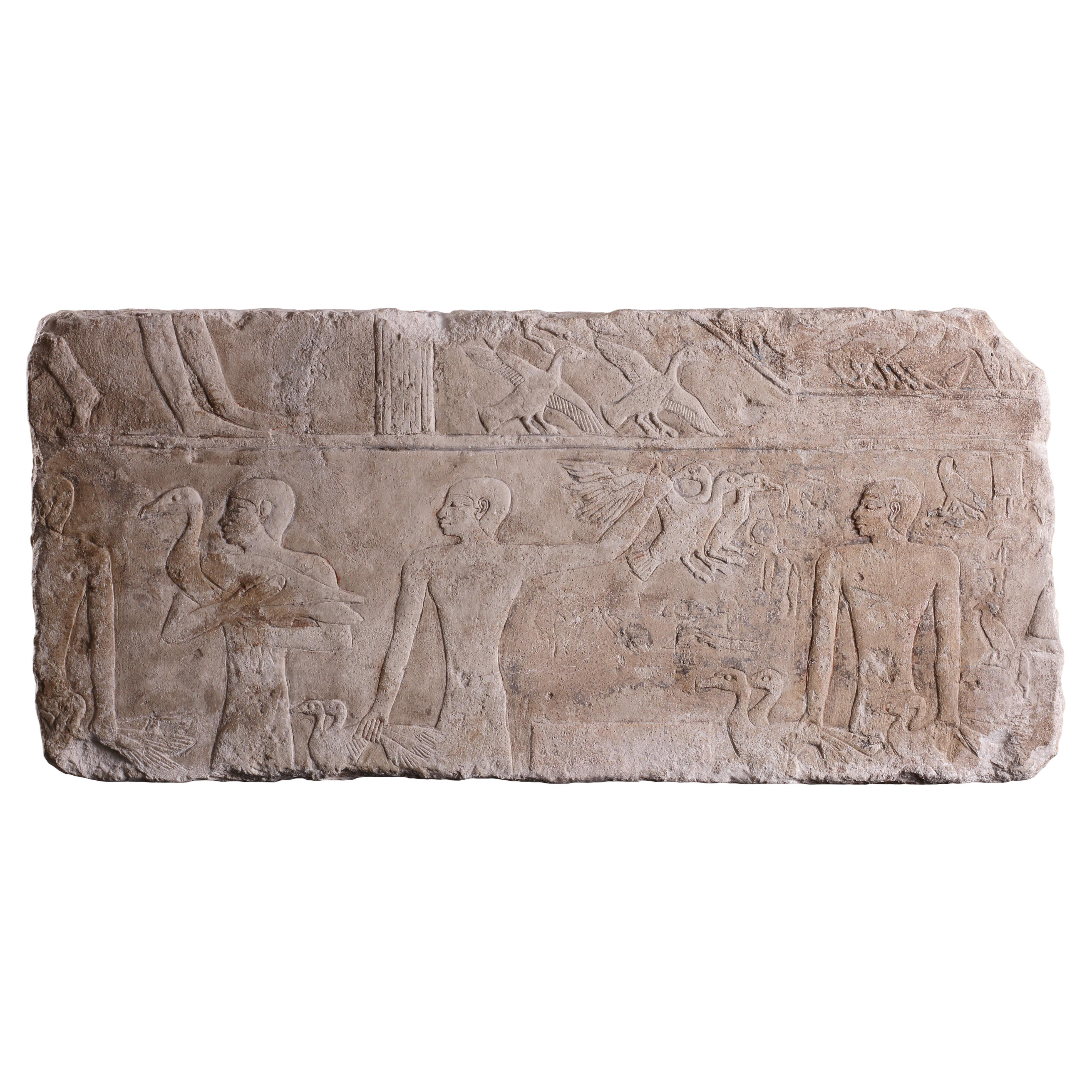 Ein feines und großes Relief aus ägyptischem Kalkstein in Flachrelief geschnitzt