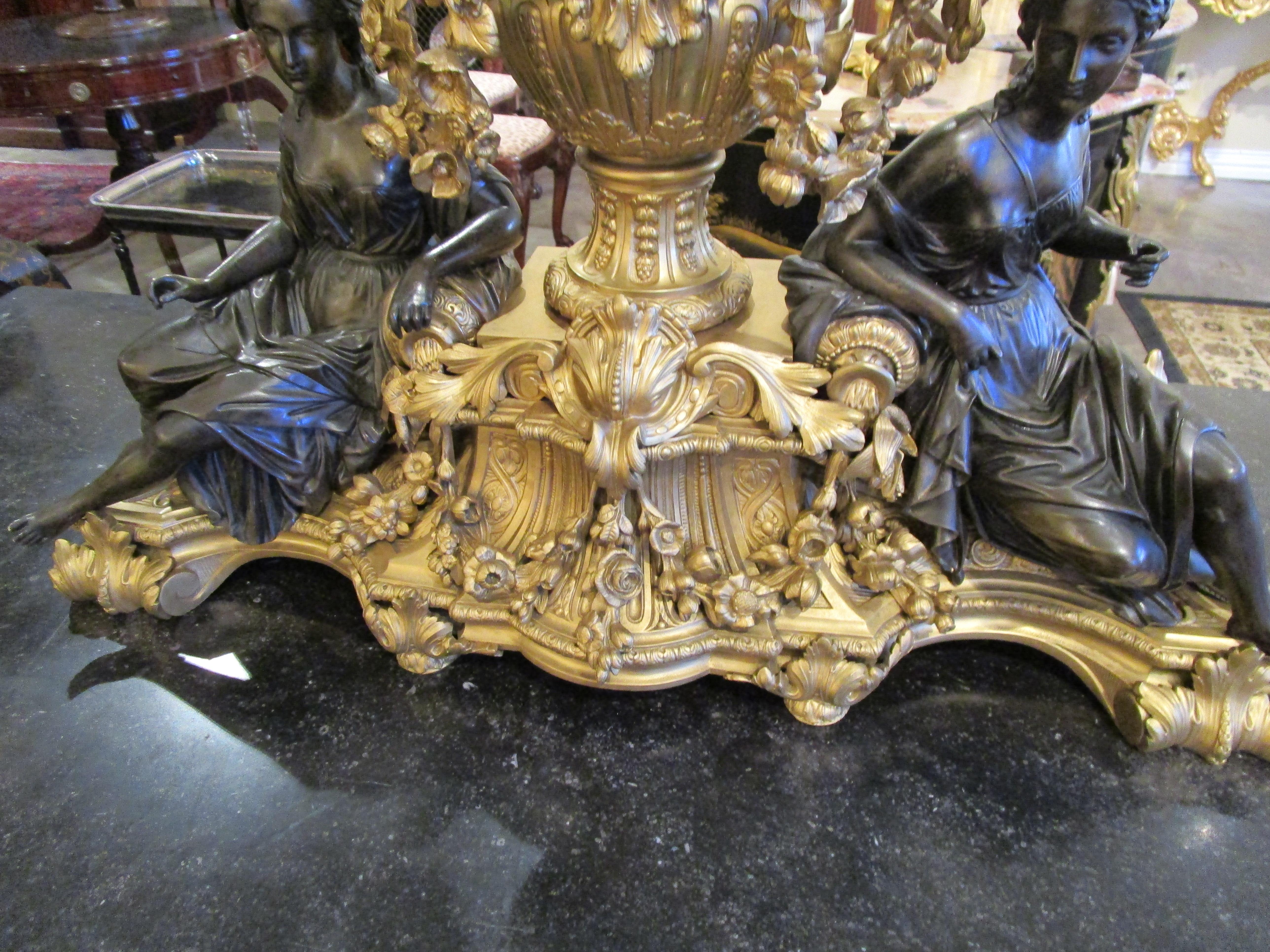 Un très beau Louis XV français du 19ème siècle  Pendule en bronze doré et bronze patiné de Raingo Fres Paris