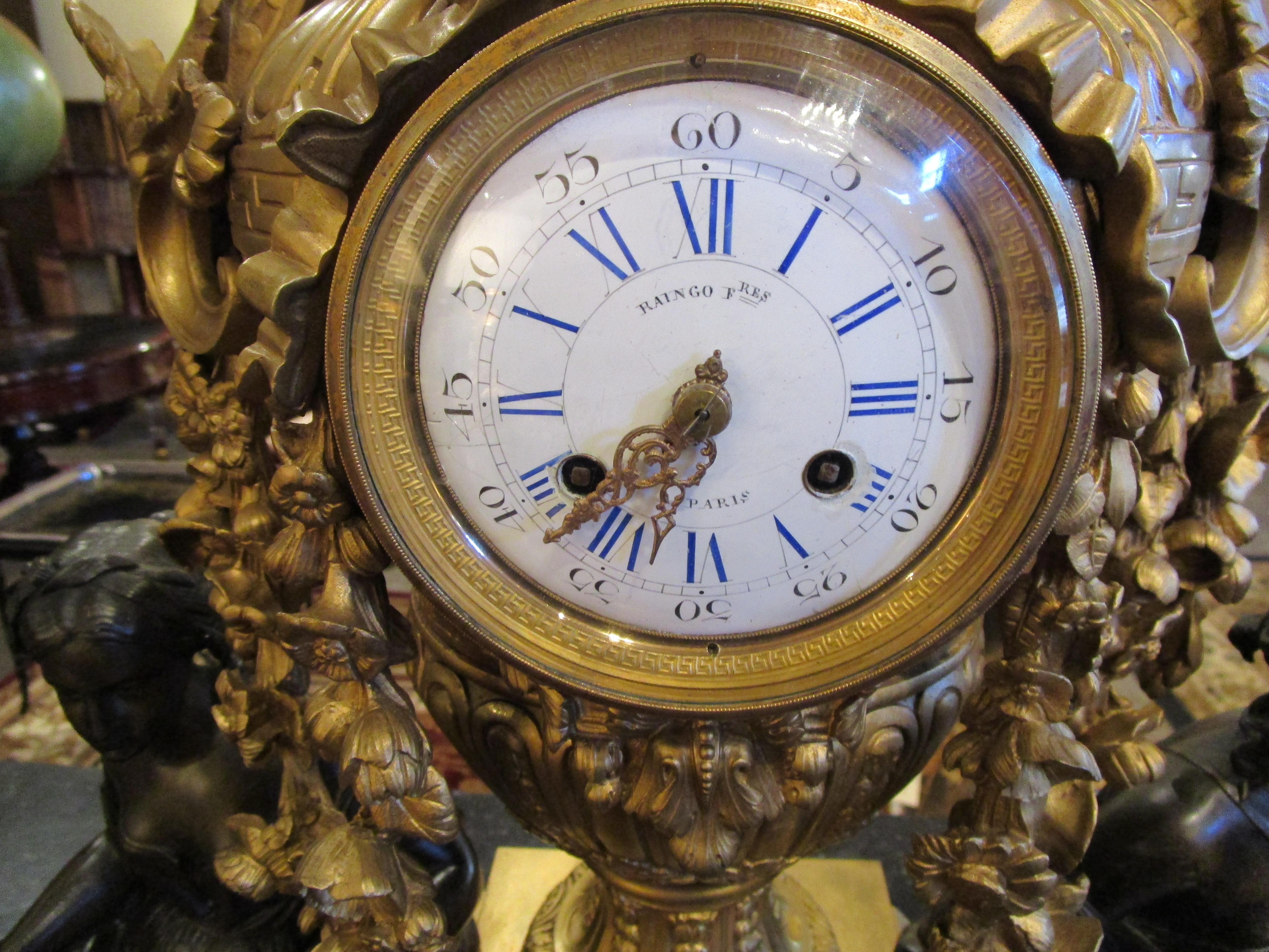 Doré Une belle et grande horloge de cheminée française du 19ème siècle de style Louis XV  par Raingo Fres Paris en vente