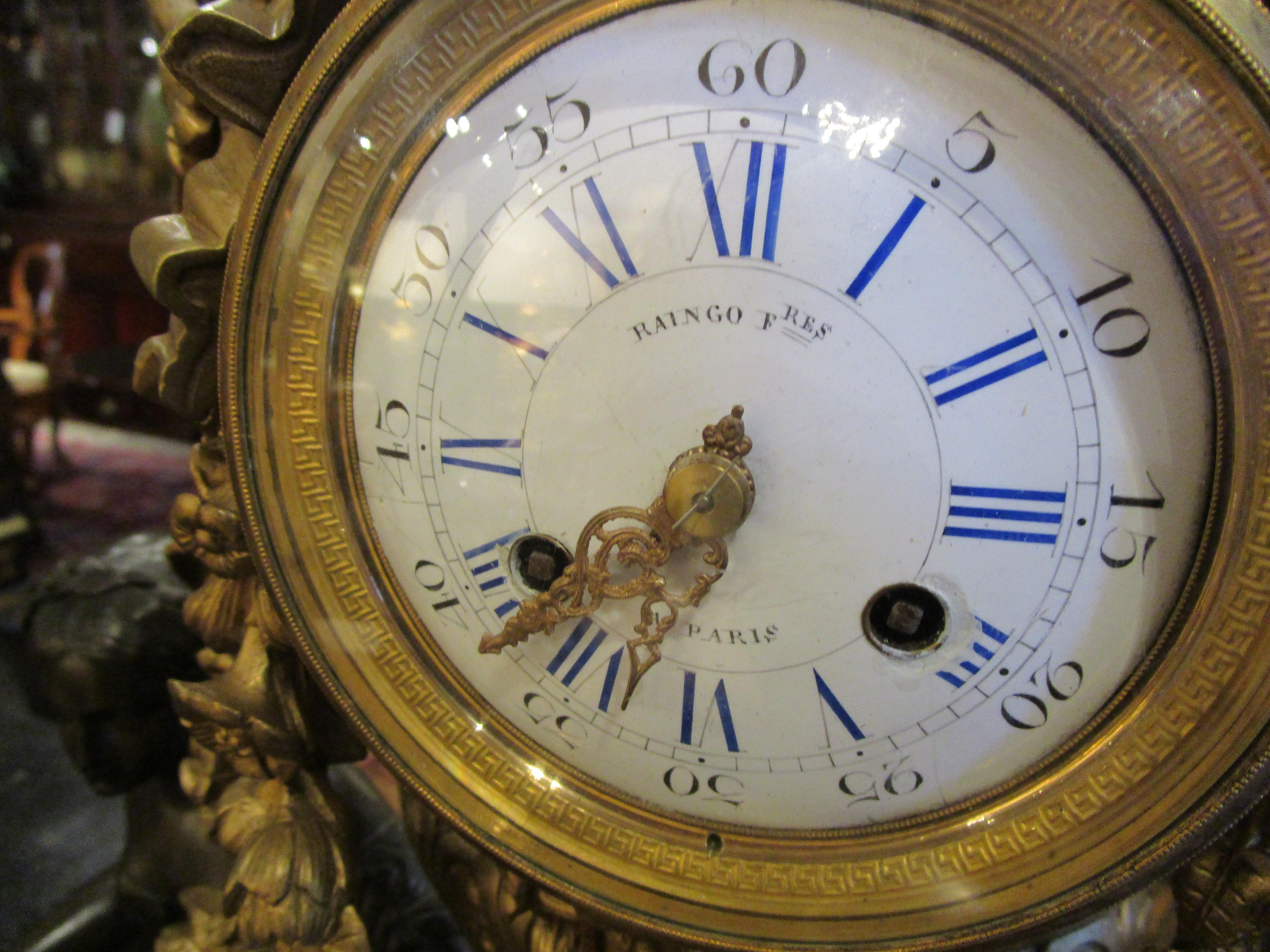 Bronze Une belle et grande horloge de cheminée française du 19ème siècle de style Louis XV  par Raingo Fres Paris en vente