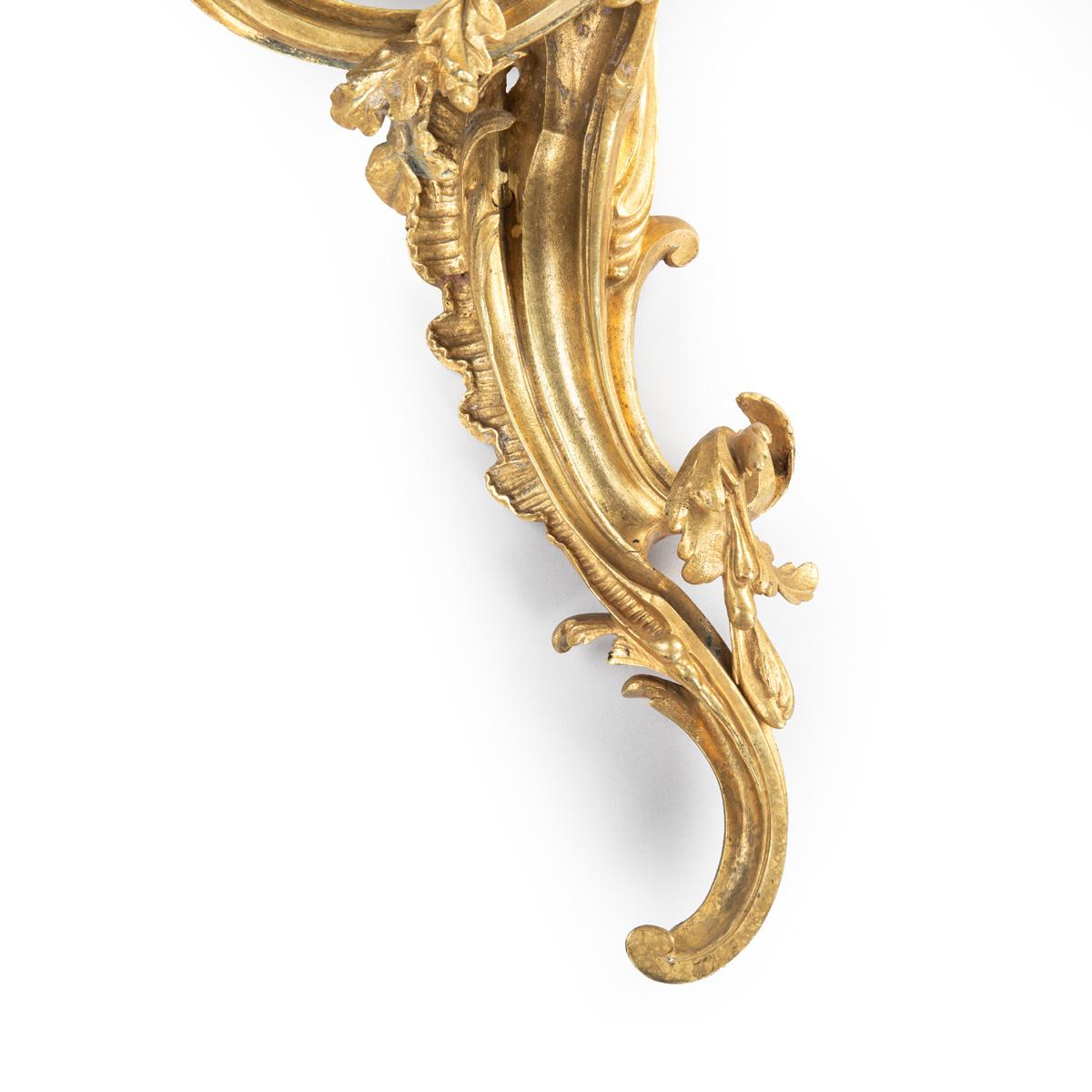 Ein schönes und großes Paar Ormolu-Wandleuchten aus dem 19. Jahrhundert im Rokoko-Revival-Stil im Zustand „Gut“ im Angebot in Lymington, Hampshire