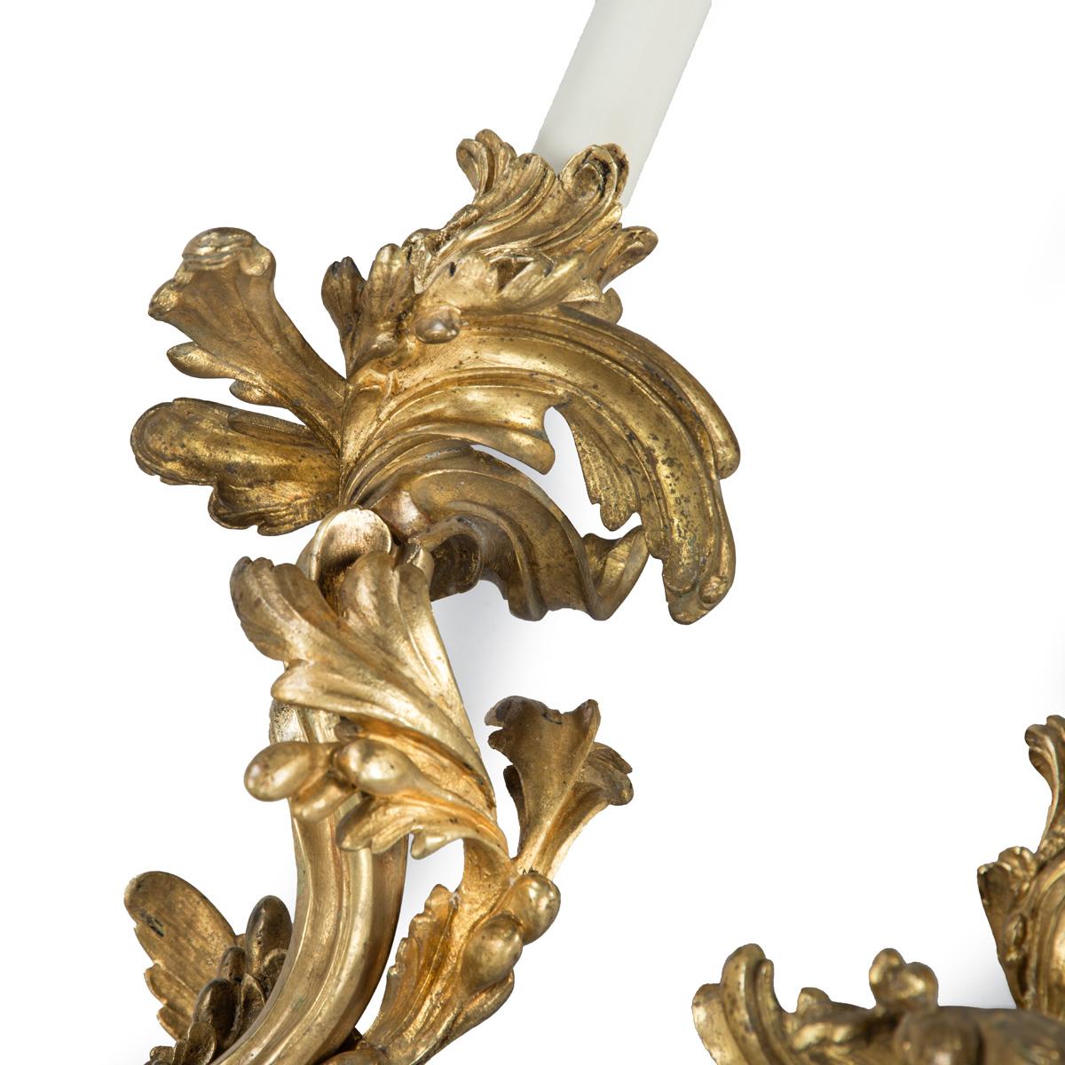 Ein schönes und großes Paar Ormolu-Wandleuchten aus dem 19. Jahrhundert im Rokoko-Revival-Stil (Bronze) im Angebot