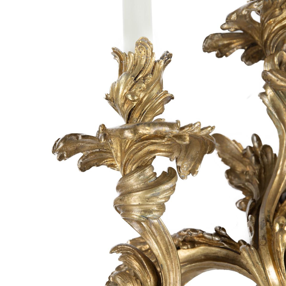 Ein schönes und großes Paar Ormolu-Wandleuchten aus dem 19. Jahrhundert im Rokoko-Revival-Stil im Angebot 2