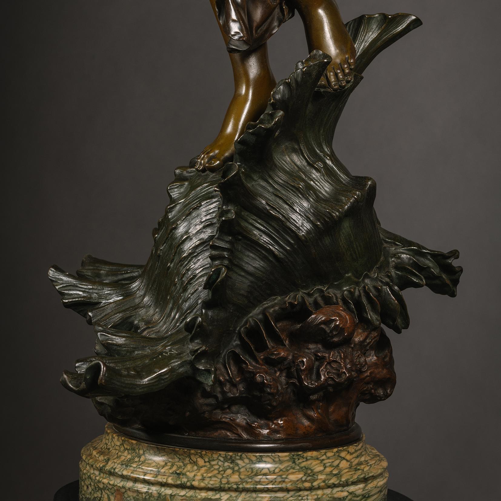Figura fina y grande de bronce patinado de una ninfa marina siglo XIX en venta