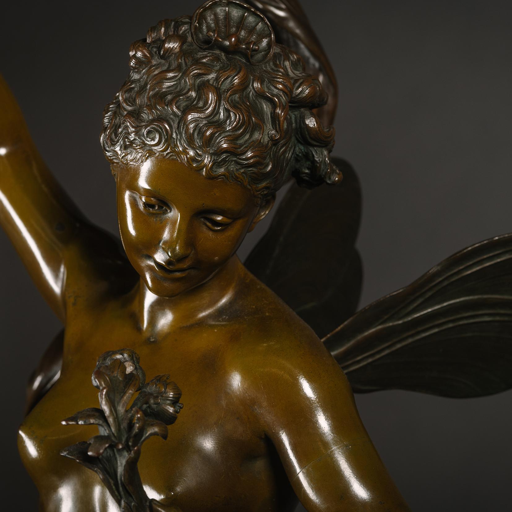Figura fina y grande de bronce patinado de una ninfa marina Bronce en venta