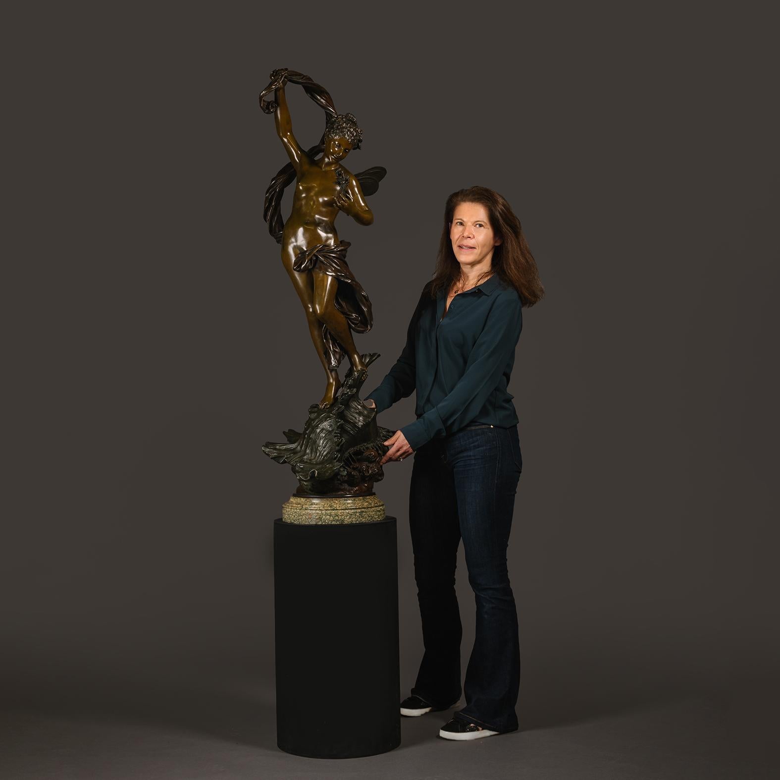 Figura fina y grande de bronce patinado de una ninfa marina en venta 2