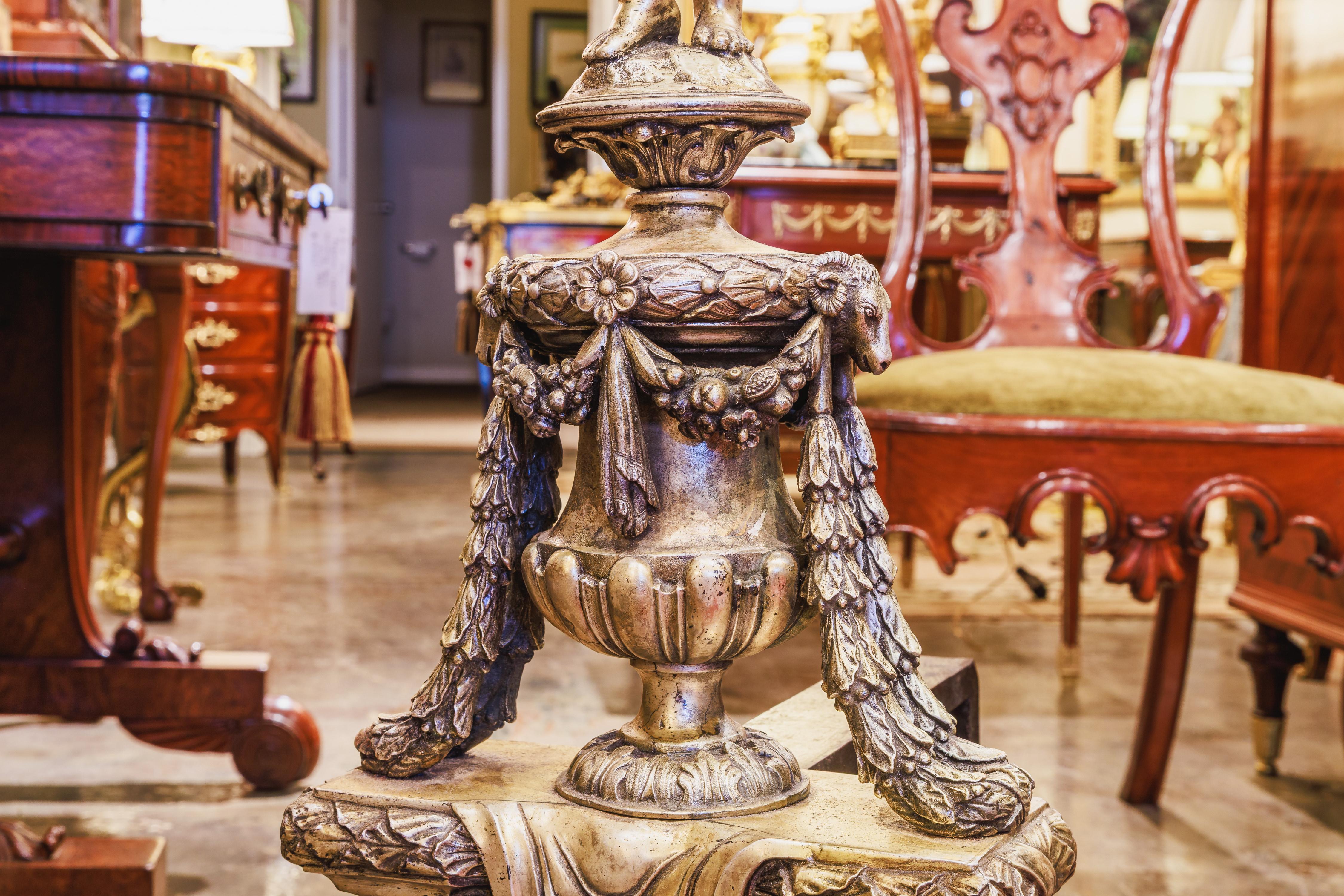Un par de chenets italianos de bronce plateado de tamaño fino y palaciego Renacimiento en venta