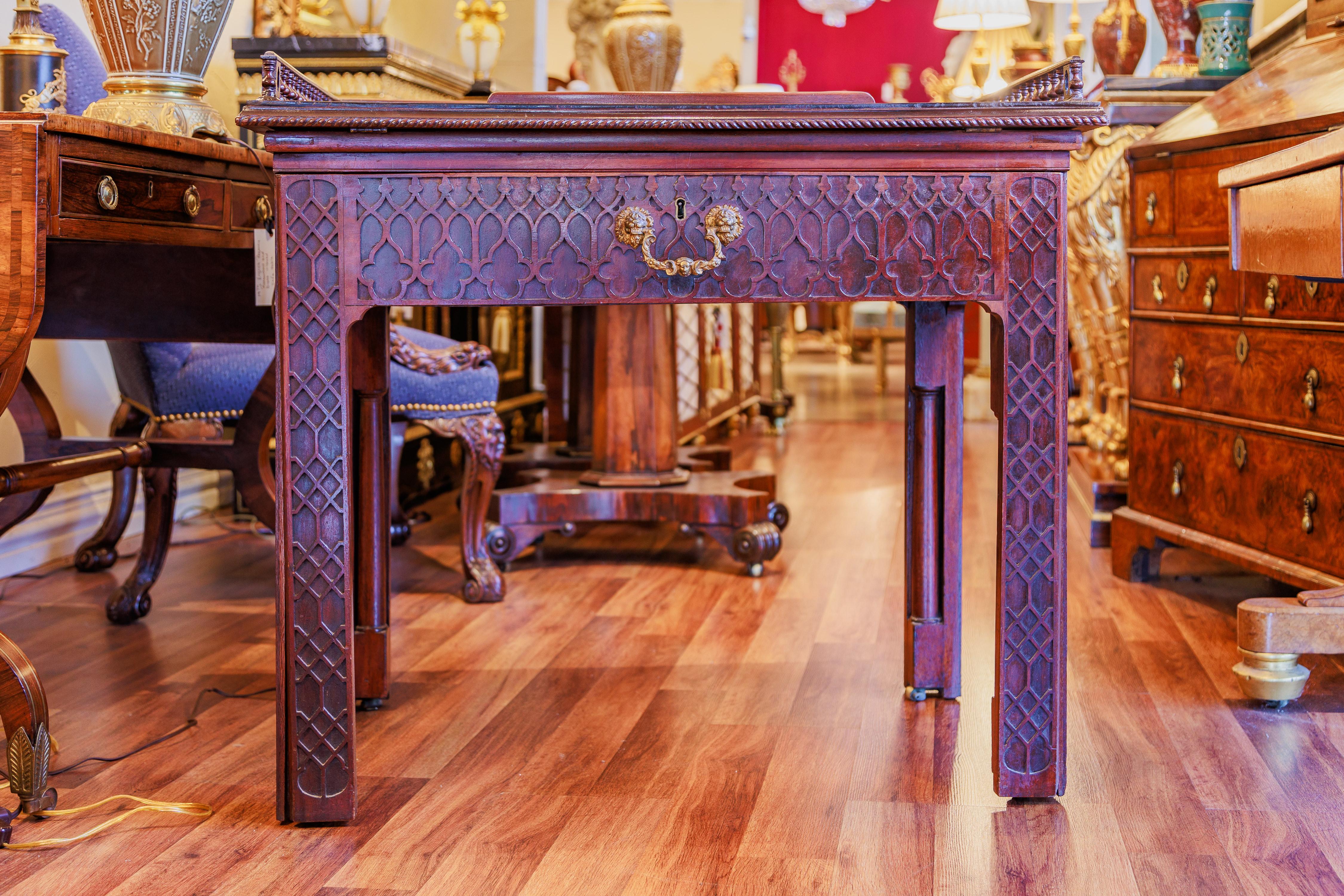 Un beau et rare bureau d'architecte en acajou Chippendale anglais du 19ème siècle. Plaque supérieure en cuir avec bougeoirs en laiton. Magnifique cuisine surélevée sculptée et frettage. 