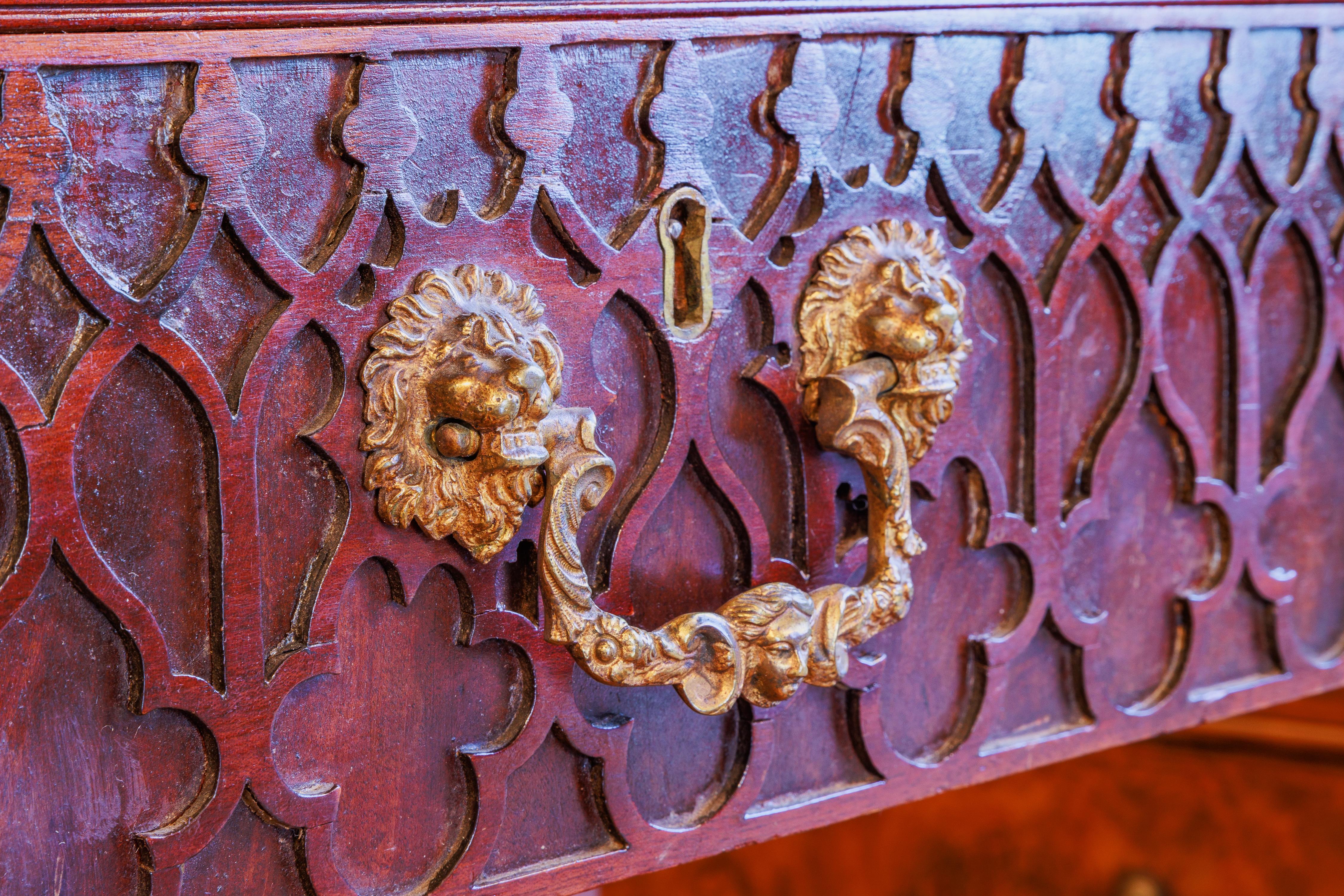Anglais Un beau et rare bureau d'architectes Chippendale chinois du 19ème siècle en acajou anglais en vente