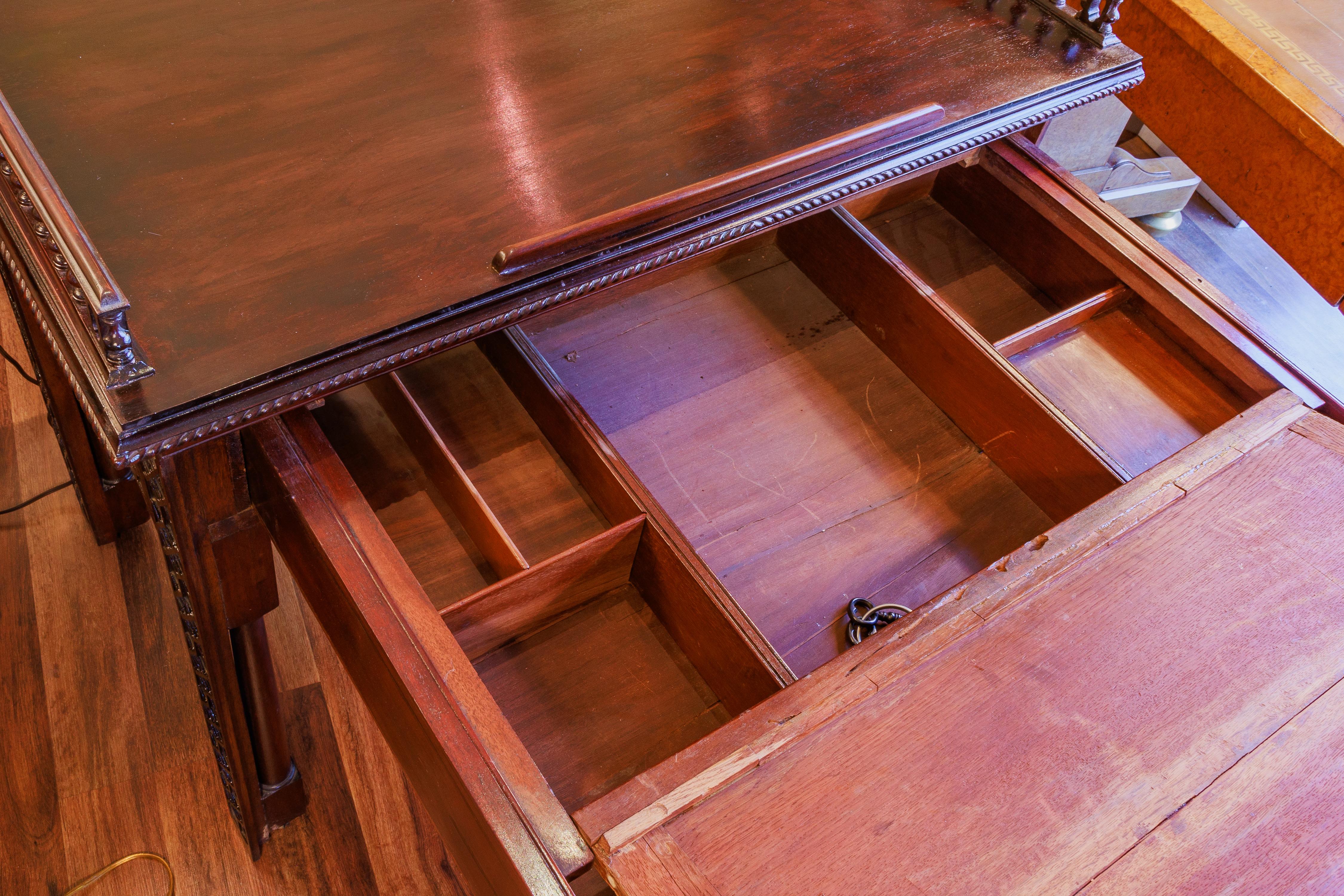 Un beau et rare bureau d'architectes Chippendale chinois du 19ème siècle en acajou anglais Bon état - En vente à Dallas, TX