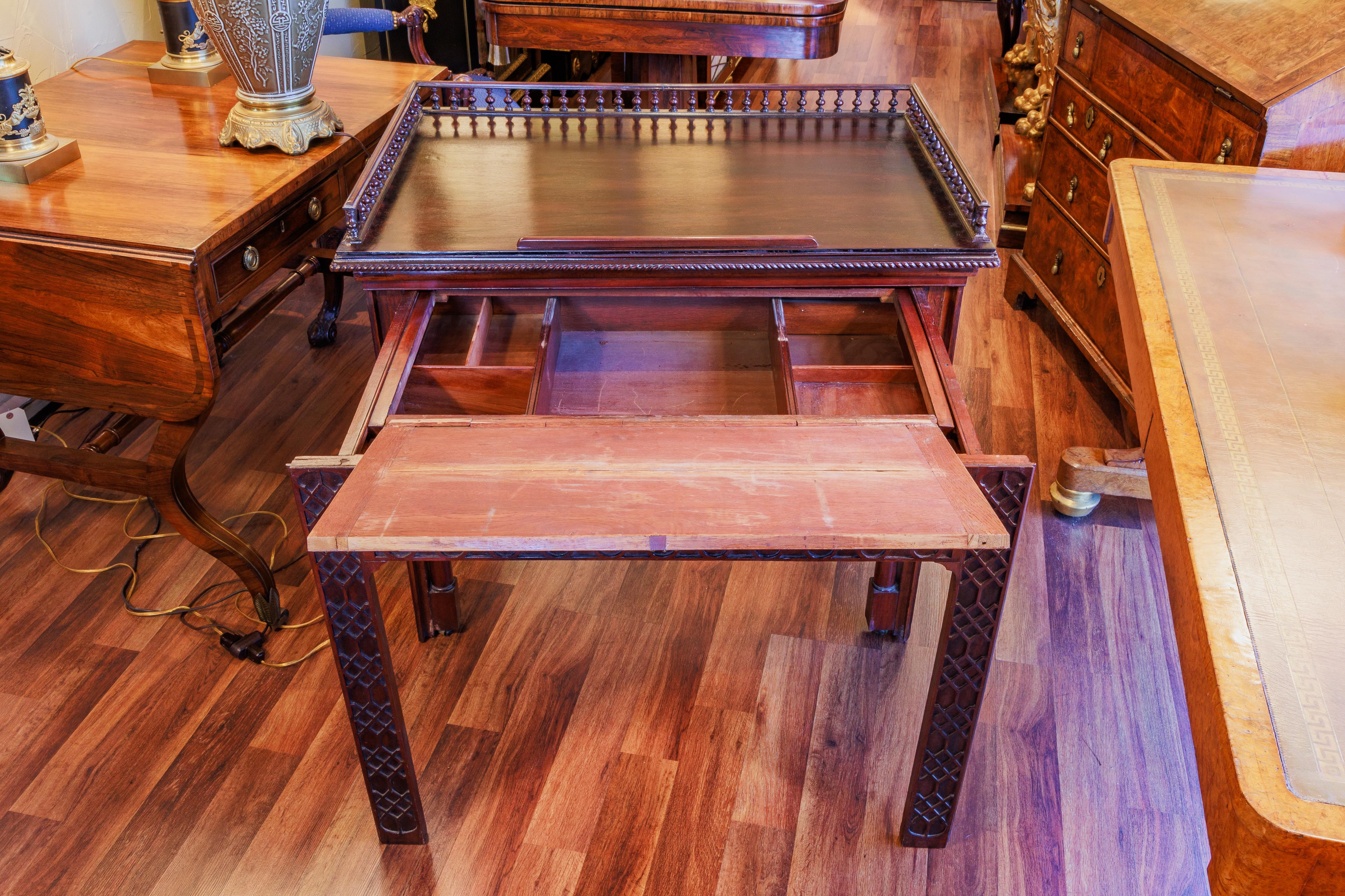 XIXe siècle Un beau et rare bureau d'architectes Chippendale chinois du 19ème siècle en acajou anglais en vente