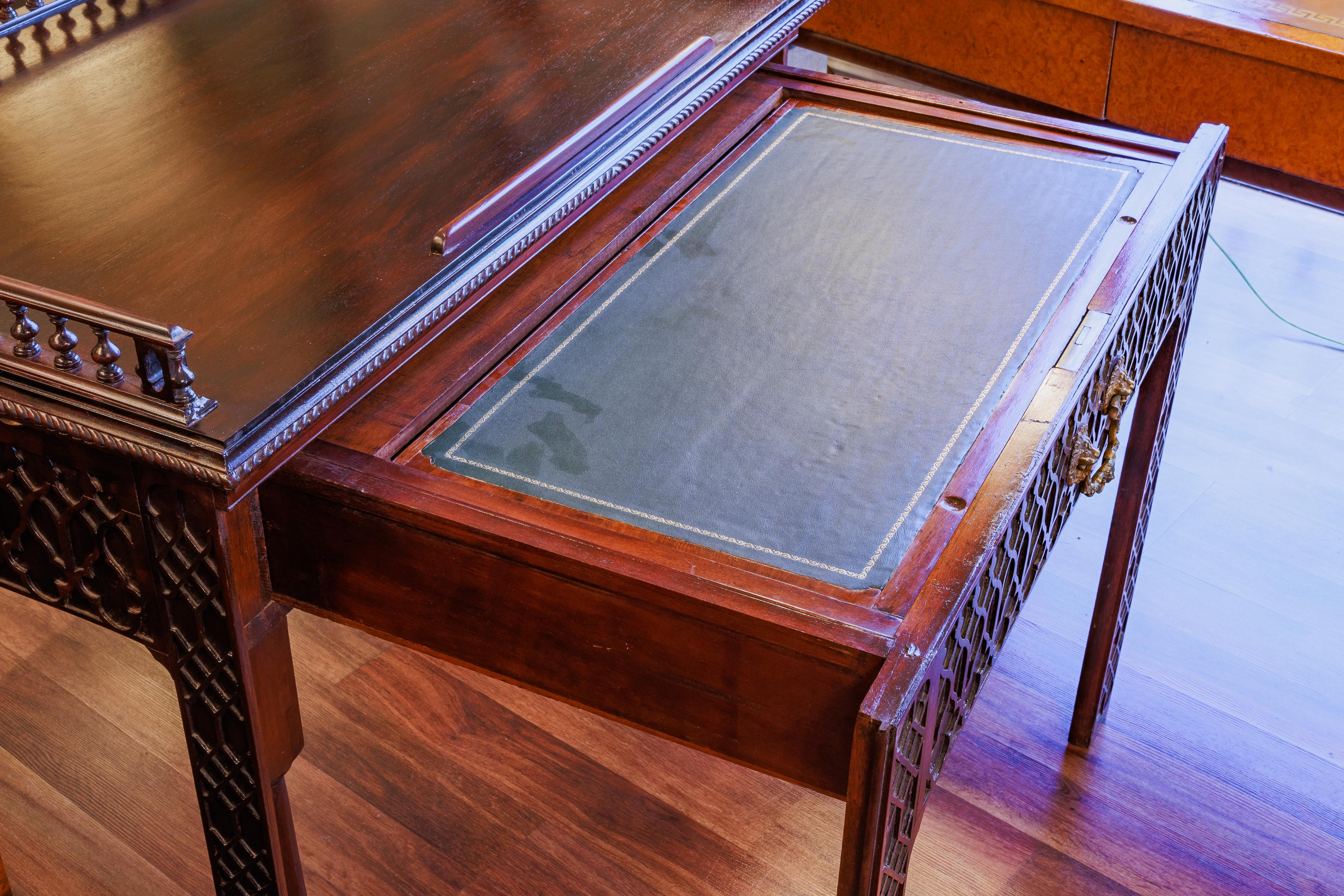 Acajou Un beau et rare bureau d'architectes Chippendale chinois du 19ème siècle en acajou anglais en vente