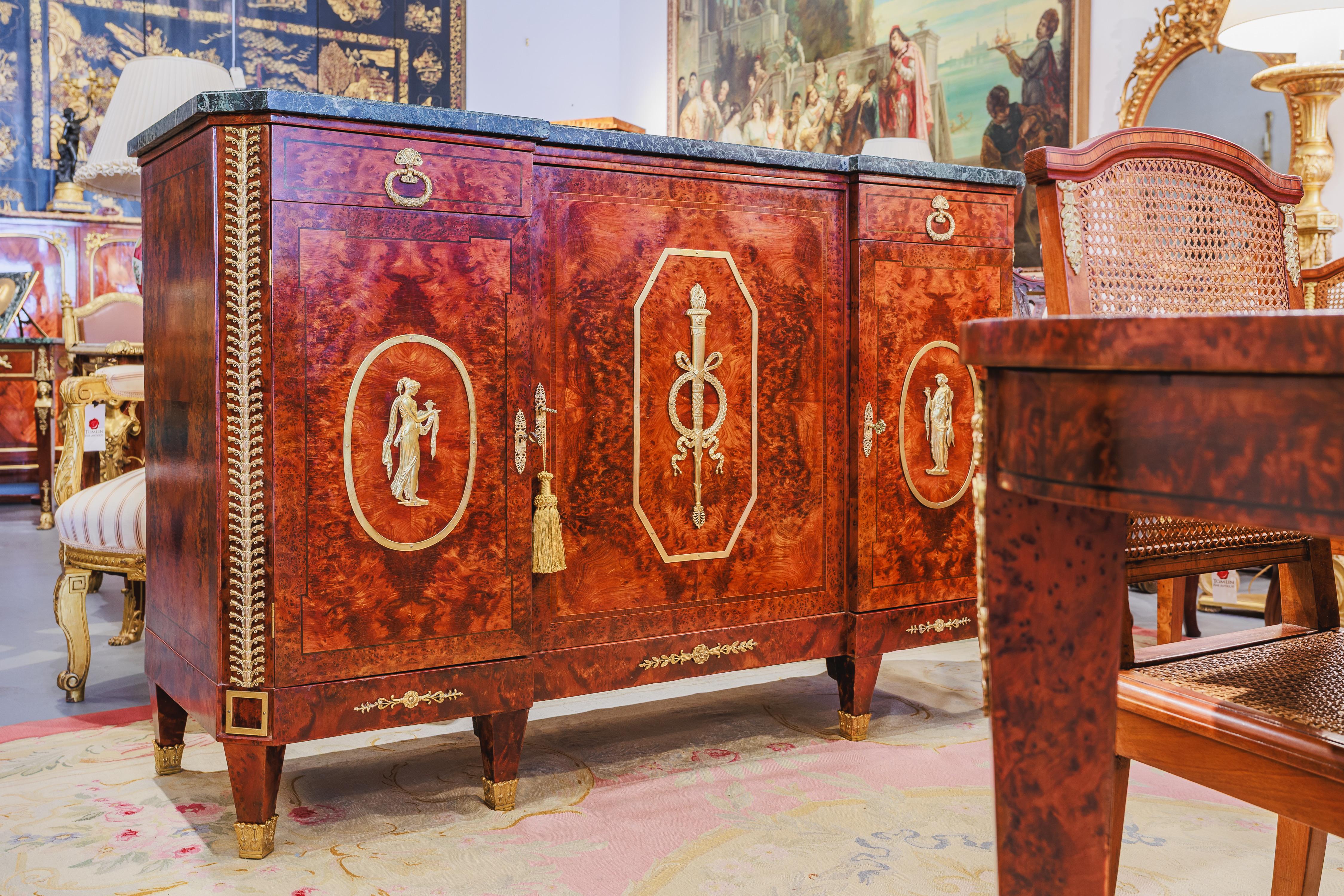 Una raffinata e rara suite per sala da pranzo o sala da colazione in mogano e bronzo dorato dell'Impero francese del XIX secolo.  La suite è composta da una bellissima  tavolo da colazione con raffinate montature in bronzo dorato. Il tavolo si apre