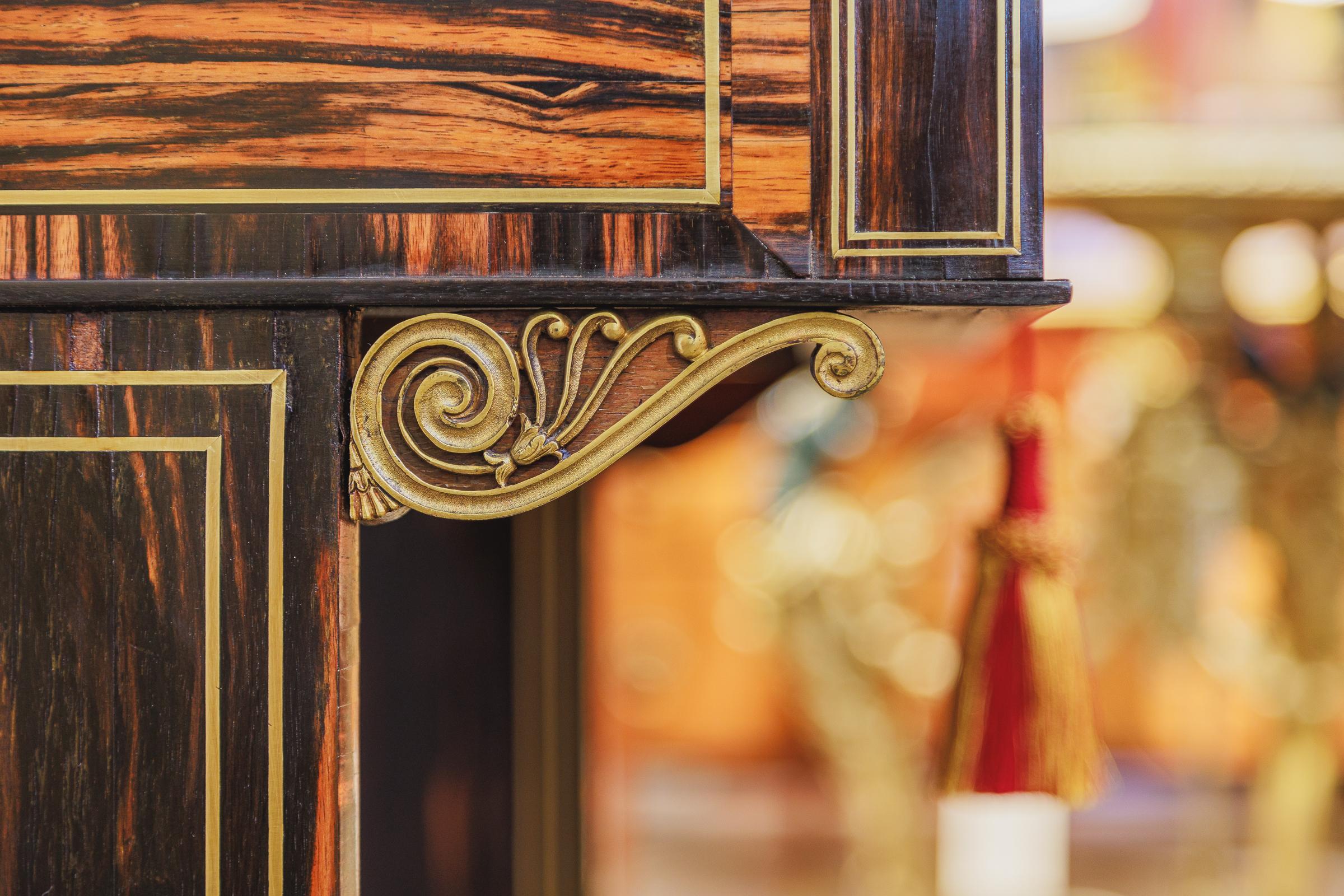 Incrusté Une belle et rare pièce du 19e siècle  Table à écrire Regency en calamandre et laiton incrusté en vente